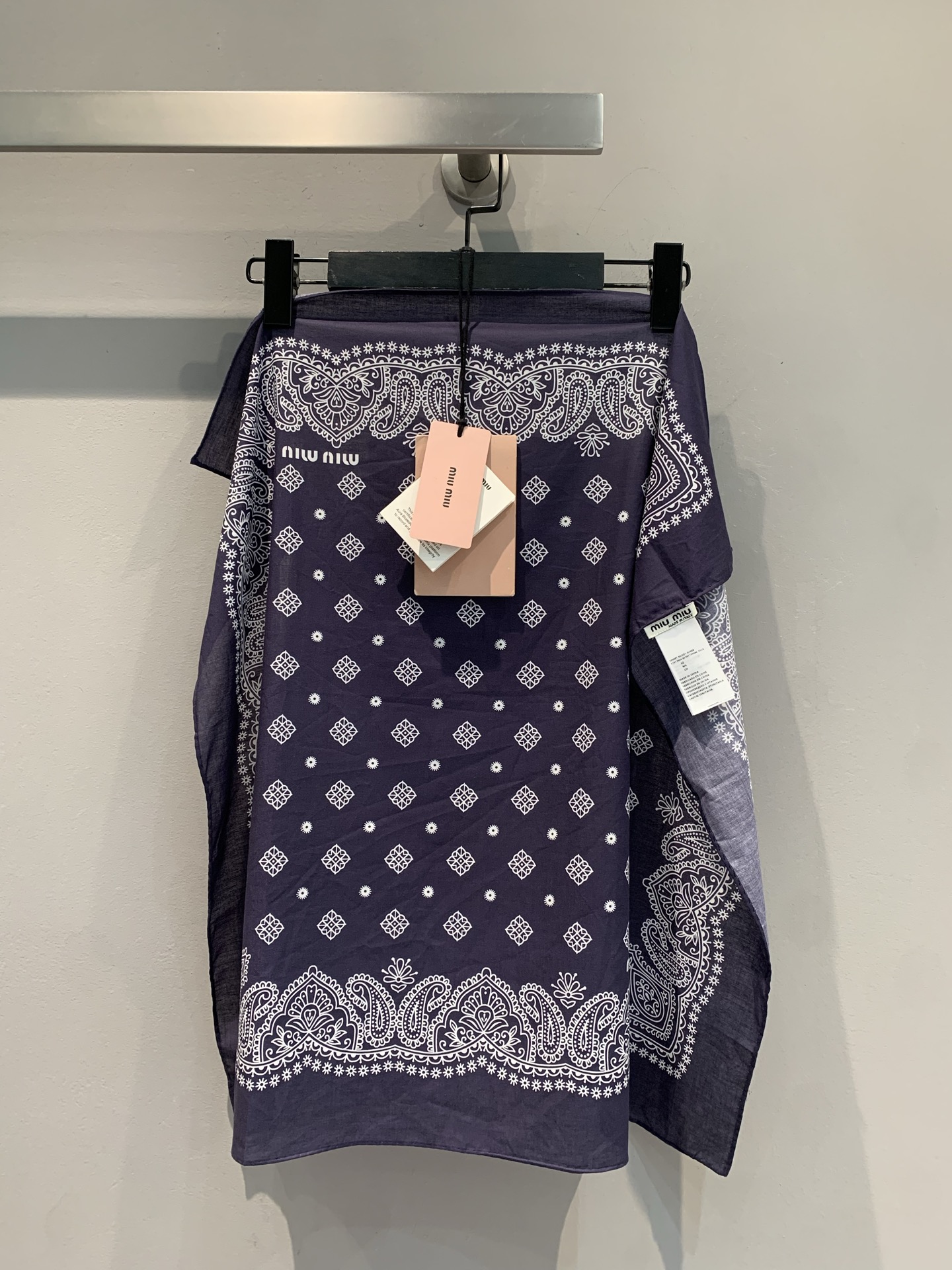 NO:435629,New model is shipped. Original development Miumi*2025 summer retro fashionable silk printed square scarf. New Miumi silk square scarf. Silk fabric comes with a soft light filter, which feels silky and skin-friendly. It is close to the face and neck, which is like being wrapped in clouds, and is comfortable and stylish. The variety of ways to play is a silk scarf, which can tie the neck to embellish the outfit; as a headband, it can easily create a lazy French atmosphere; wrap the handle, and change the bag to a new look; even transform into a mini shawl to deal with the small temperature difference in air-conditioned rooms, and a towel N is super practical!  Classic design retro patterns + brand logo, with its own recognition, the basic style becomes fashionable and exquisite in seconds, and the daily style of going out and travel is superb, and it is easy to become a plus for outfits~ Whether it is to reward yourself or to choose gifts for your best friend or girlfriend, this square scarf can firmly grasp fashion and practicality, so that every match comes with highlights, quickly put this exquisite feeling in your pocket~ the number of numbers is equal, miumiu, real silk, shawls, alexander wang19860909新款出货啦 原版开发 Miumi*2025夏季复古时髦真丝印花方巾.新款缪缪真丝方巾.真丝面料自带柔光滤镜,触感丝滑又亲肤,贴脸、围颈都像被云朵轻裹,舒适与格调拉满~百变玩法是丝巾,能系颈间点缀穿搭；当发带,轻松打造慵懒法式氛围感；缠包柄,给包包换个新 look ；甚至变身迷你披肩,应对空调房小温差,一巾 N 用超实用！ 经典设计复古花纹+品牌标识,自带辨识度,搭基础款秒变时尚精,日常出街、旅行凹造型都超绝,轻松成为穿搭加分项~不管是犒劳自己,还是给闺蜜、女友挑礼物 这条方巾都能稳稳拿捏时髦与实用,让每一次搭配都自带高光,快把这份精致感收入囊中吧～码数均码,,miumiu,real silk,shawls,alexander wang,Women's clothing