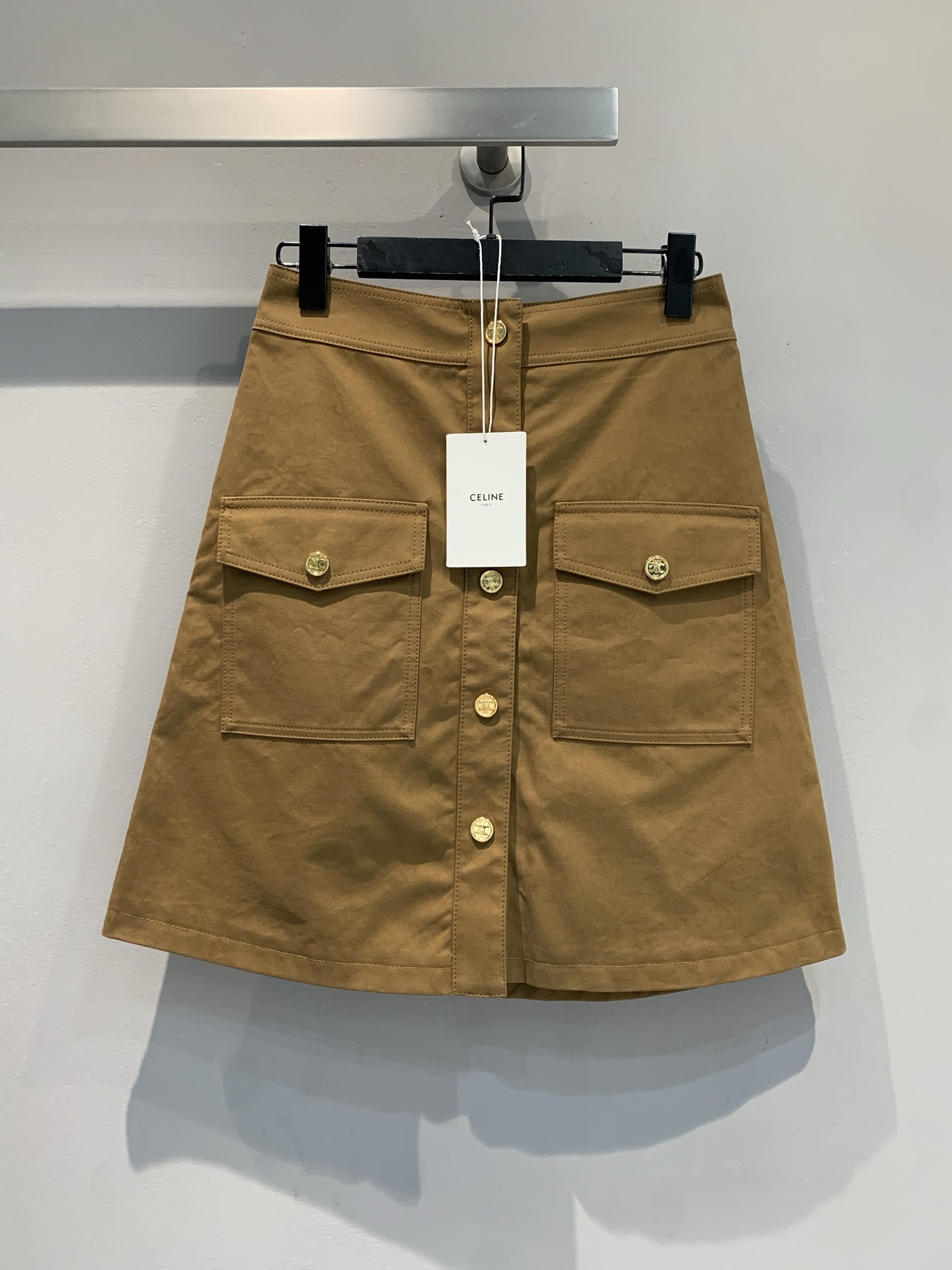 NO:455466,New model shipped M original real shot Celin*2025 early autumn new retro fashionable gold button A-line denim skirt. Neat A-line cut hidden flesh and long legs, metal buttons + double pockets have a street feel, and it can be blown up with white T and shirts every day~ High-end khaki color is suitable for all seasons, fashionable and effortless wardrobe hard goods, whoever buys will win. SML, celine, skirts, shirts, alexander wang19860909新款出货啦M原版实拍 Celin*2025早秋新款复古时髦金扣A字牛仔半裙.利落A字剪裁藏肉又显腿长,金属纽扣+双口袋自带街头感,日常搭白T、衬衫都能炸场~ 高级卡其色适配四季,时髦不费力的衣橱硬货,谁入谁赢麻.码数SML,,celine,skirts,shirts,alexander wang,Women's clothing