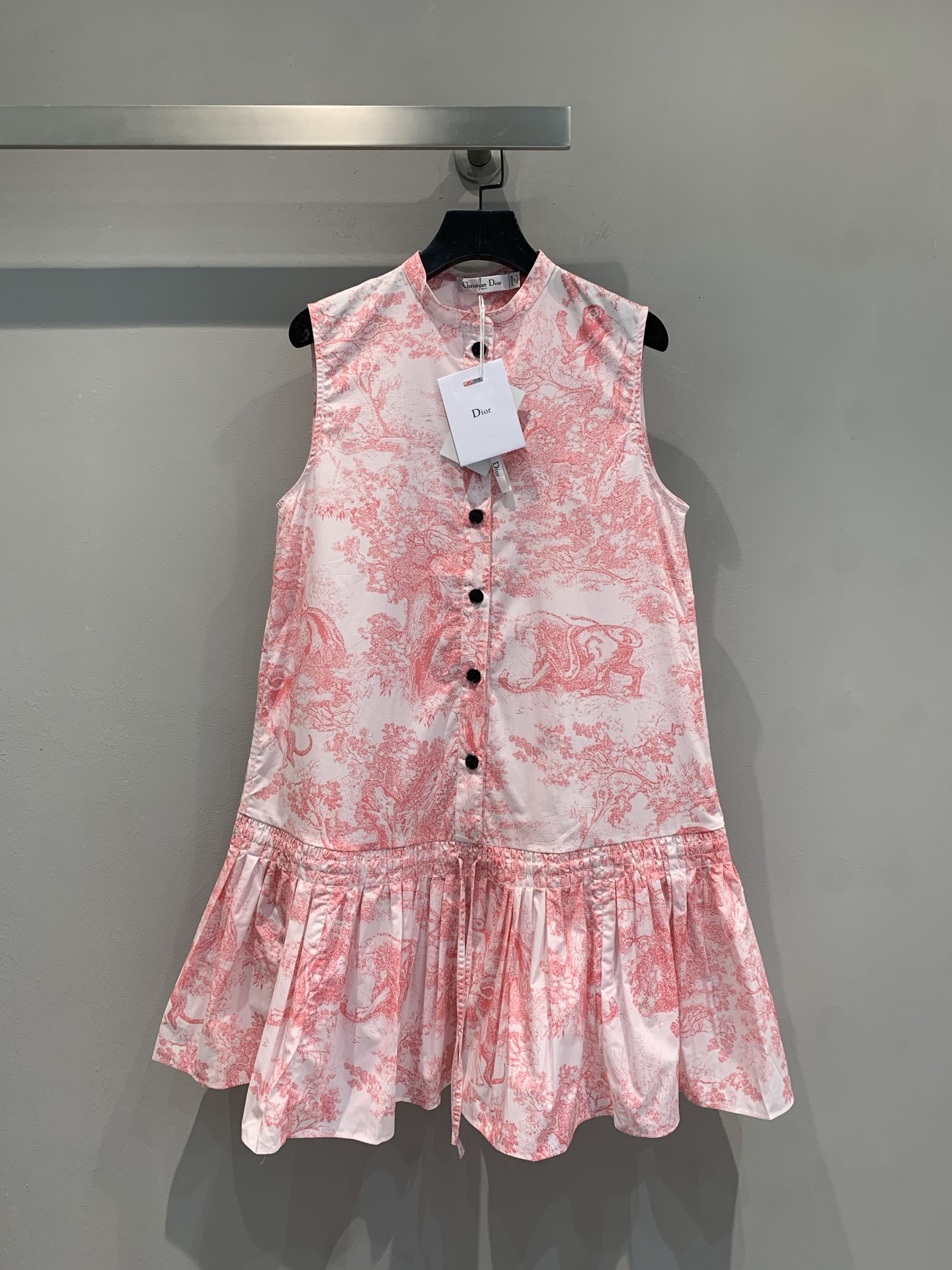 NO:435966,New model is shipped. Original development CD2025 summer new French jungle animal print sleeveless pleated dress. It uses 100% pure cotton fabric, skin-friendly and comfortable, and has good breathability. Classic toile de Jouy pattern, pink and white color combination is fresh and sweet, sleeveless design + pleated skirt, fashionable and age-reducing. Wear it is synonymous with French elegance, whoever wears it is beautiful~ Counter synchronization, quickly get the same style of fashion ICON. Number of codes; 36 38 40,, skirts, alexander wang19860909新款出货啦 原版开发 CD2025夏季新款法式丛林动物印花无袖百褶连衣裙.采用百分百纯棉面料,亲肤舒适,透气性佳.经典 toile de Jouy 图案,粉白配色清新甜美,无袖设计+百褶裙摆,时髦又减龄 穿上就是法式优雅代名词,谁穿谁美~ 专柜同步,速来get时尚ICON同款.码数；36 38 40,,skirts,alexander wang,Women's clothing