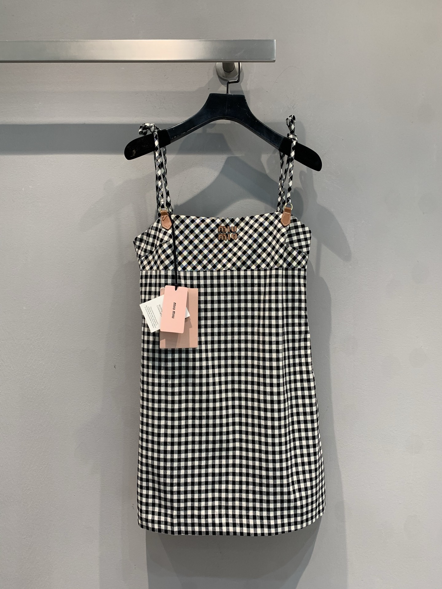 NO:436709,New model is shipped, original development Miumi*2025 spring and summer new retro plaid leather buckle strap dress. Retro black and white plaid has a college feel. Lace straps can be adjusted, adapted to different shoulder shapes, and the metal logo on the chest is exquisite. The slim tailoring cannot hide a good figure. It is sweet when you go on dates and wears a cool place on the street. It unlocks the agility and elegance of French girls with one click, and wears the 'fashionable and relaxing feeling' on the body. WML, miumiu, skirts, alexander wang19860909新款出货啦 原版开发 Miumi*2025春夏新款复古格纹皮扣背带连衣裙.复古黑白格自带学院感 系带肩带可调节,适配不同肩型,胸前金属 logo 点睛精致~ 修身剪裁藏不住好身材,约会穿甜、出街穿飒,一键解锁法式少女的灵动与优雅,把“时髦松弛感”穿在身上码数WML,,miumiu,skirts,alexander wang,Women's clothing