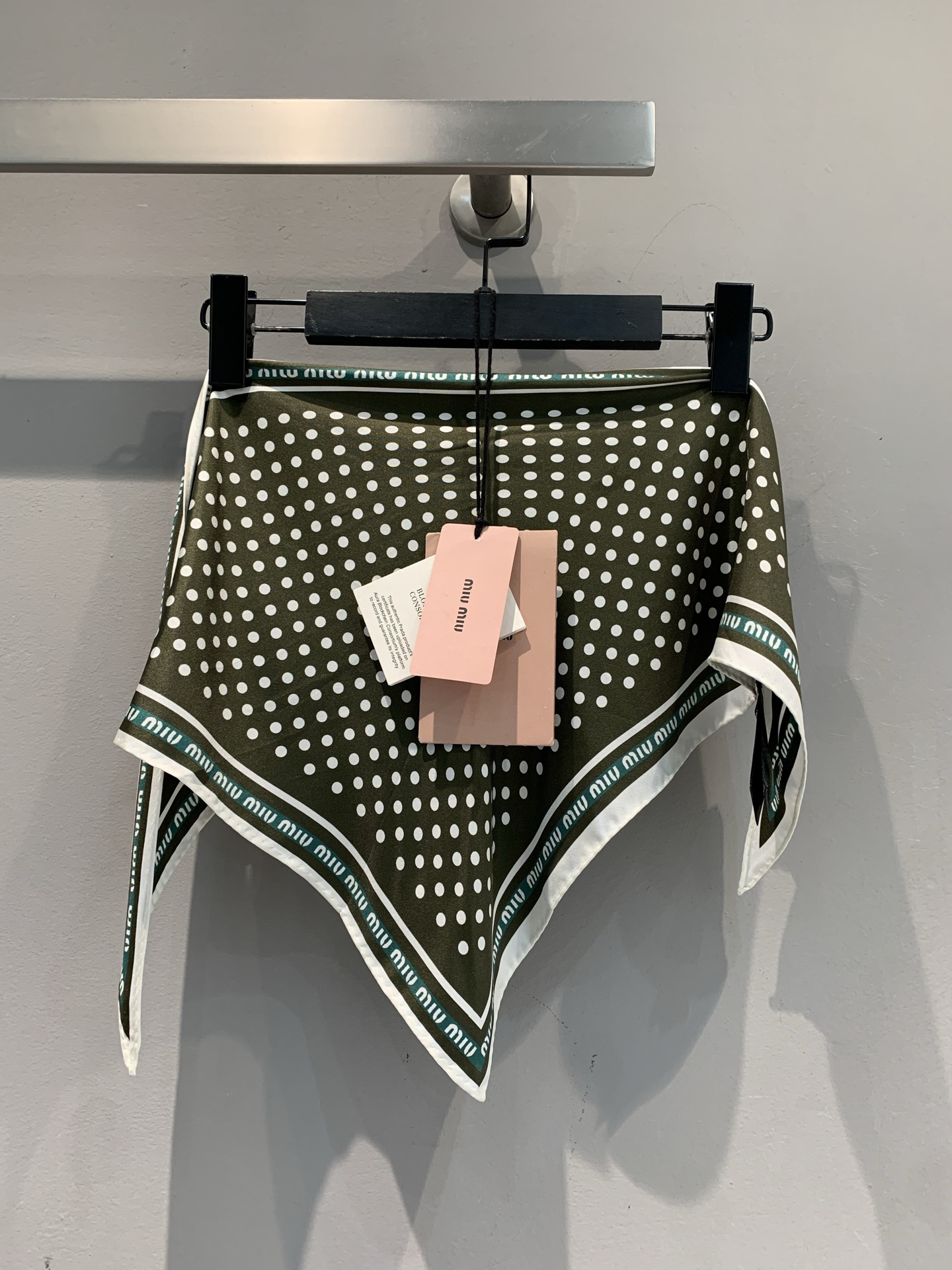 NO:436332,The new model is shipped. Original development. Miumi* new summer retro fashionable polka dot scarf, dark green background, white polka dots, retro and playful. The contrasting color edge is exquisite and eye-catching. The narrow strip design is super versatile~ It is tied to the neck. It is elegant, wraps the handle and ties the ends of the hair to become fashionable and tricky. It comes with a brand logo tag, pulls the 'sweet and cool and exquisite feeling', a scarf, injects the outfit with a miu-style agile and romantic code number equal size,, miumiu, alexander wang19860909新款出货啦 原版开发 Miumi*夏季新款复古时髦波点丝巾,墨绿底色缀白色波点,复古又俏皮 撞色包边精致吸睛,窄长条设计超百搭~ 绑在颈间是法式优雅,缠手柄、系发梢秒变时髦小心机,自带品牌 logo 标签,把“甜酷精致感”拉满,一条丝巾,给穿搭注入 miu式的灵动浪漫码数均码,,miumiu,alexander wang,Women's clothing