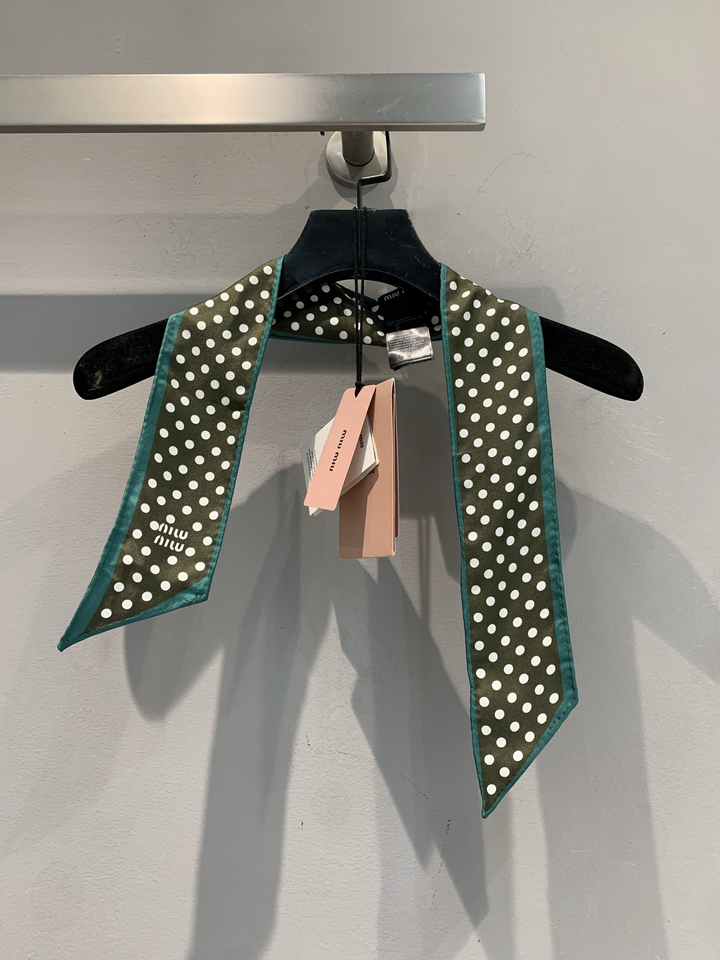 NO:436329,New model shipped m Original development Miumi* new summer retro fashionable polka dot scarf, dark green background with white polka dots, retro and playful. The contrasting color edge is exquisite and eye-catching, and the narrow strip design is super versatile~ It is tied to the neck with elegant French style, wrap the handle and tie the ends of the hair to become fashionable and tricky, and comes with a brand logo tag, pull the 'sweet and cool and exquisite feeling', a scarf, injecting the outfit with a miu-style agile and romantic code number equal size,, miumiu, alexander wang19860909新款出货啦m 原版开发 Miumi*夏季新款复古时髦波点丝巾,墨绿底色缀白色波点,复古又俏皮 撞色包边精致吸睛,窄长条设计超百搭~ 绑在颈间是法式优雅,缠手柄、系发梢秒变时髦小心机,自带品牌 logo 标签,把“甜酷精致感”拉满,一条丝巾,给穿搭注入 miu式的灵动浪漫码数均码,,miumiu,alexander wang,Women's clothing
