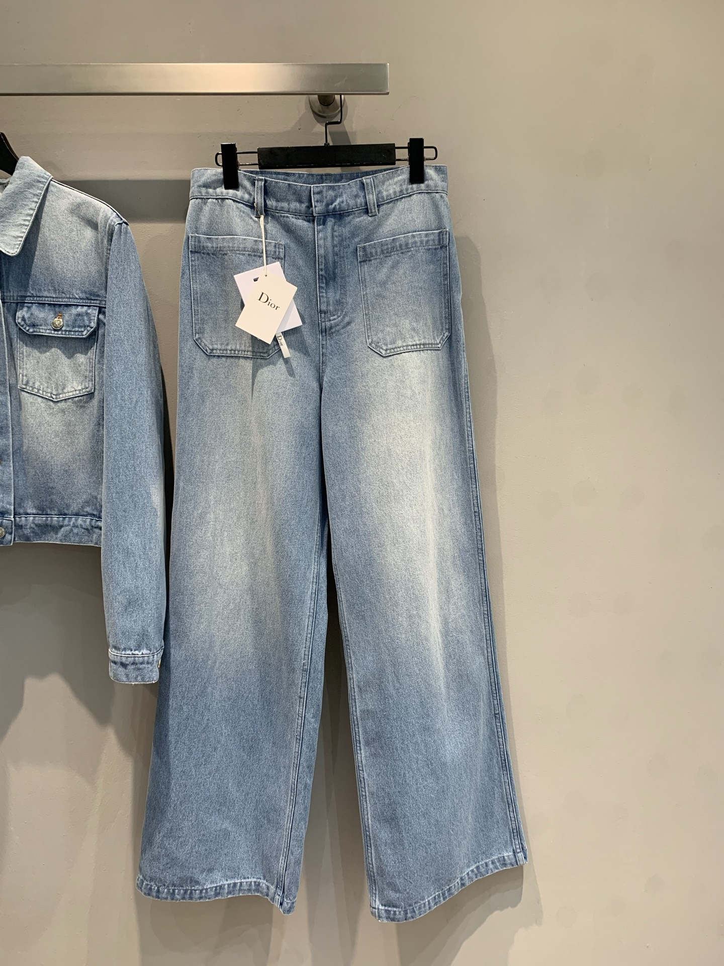 NO:436352,New model is shipped. Original development. CD early autumn new classic old-fashioned wide-leg jeans, light blue tannin has a fresh and relaxed feeling. High waist, big wide legs, hide flesh and make your legs look long, pocket design is neat and stylish, classic D-style elegant genes. Daily short tops become '28 minutes' in a second, and the fashionable feeling of walking style makes you easily grasp lazy and high-end. It is a 'trump card pants' that can be worn in the closet for N years. Wear it and weld the casual and exquisite to the body~code 36 38 40, jeans, alexander wang19860909新款出货啦 原版开发 CD早秋新款经典老花阔腿牛仔裤,浅蓝丹宁自带清新松弛感 高腰大阔腿,藏肉又显腿长,口袋设计利落有型,经典中藏D式优雅基因.日常搭短上衣秒变“二八分”身材,走路带风的时髦感,让你轻松拿捏慵懒高级,是衣柜里能穿N年的“王牌裤装”,穿上它,把随性与精致焊在身上～码数36 38 40,,jeans,alexander wang,Women's clothing