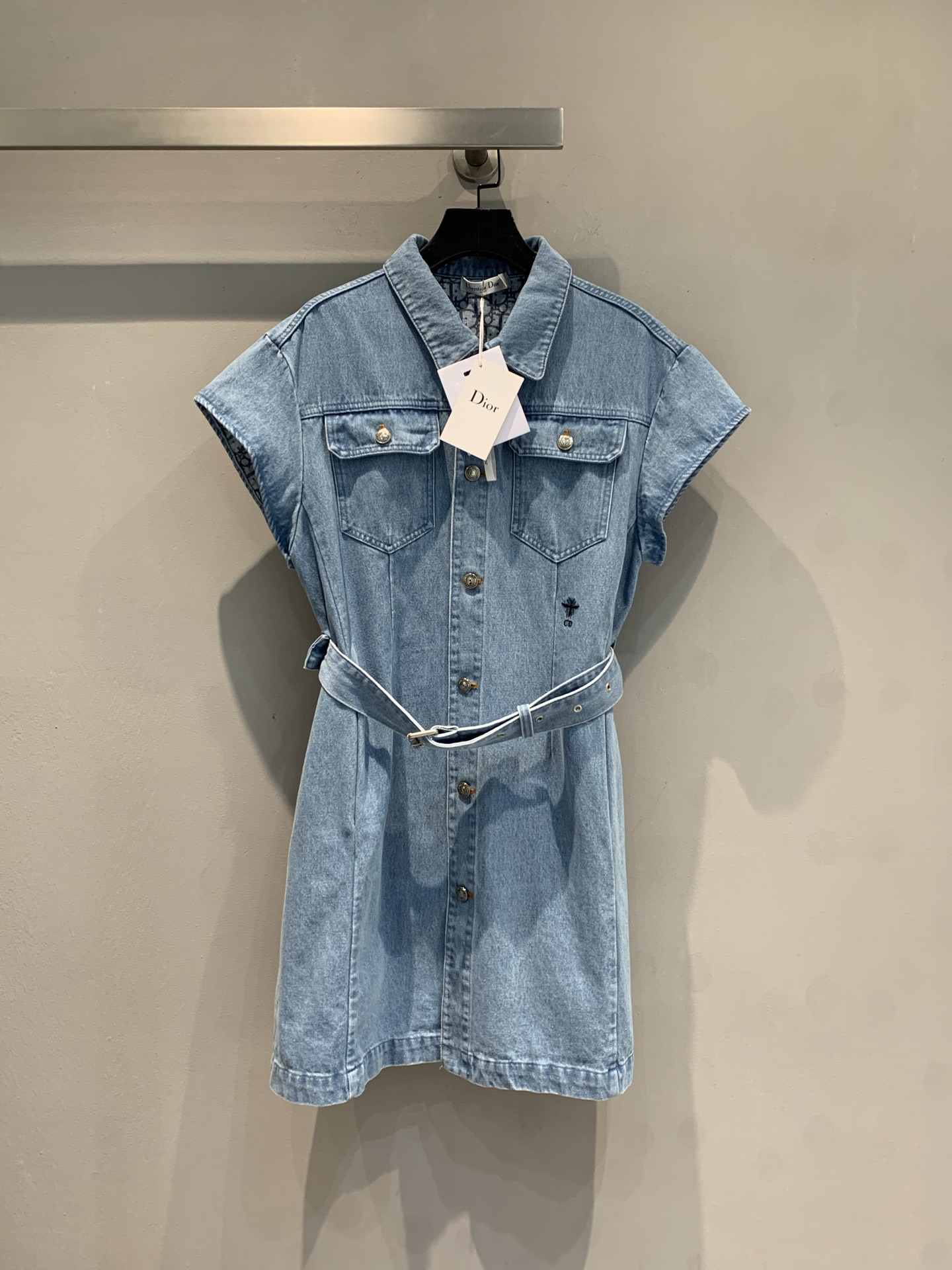 NO:436349,New model is shipped. Original development. CD early autumn new bee embroidered belt denim dress. Classic denim fabric comes with a gene of randomness. Neat shirt collar + short-sleeved design, simple and unconcealable sense of high-end. The belt is outlined with a slim waist, instantly slack and fashionable. The exquisite small embroidery hides the ingenuity of the brand, classic old-fashioned embellishment, and can be worn on daily streets and dates. It is the 'temperament responsibility' that never goes wrong in the closet. Wear it, the elegance and freedom of D style~ 36 38 40,,skirts,shirts,T-shirts,alexander wang19860909新款出货啦 原版开发 CD早秋新款蜜蜂刺绣腰带丹宁牛仔连衣裙.经典丹宁面料自带率性基因 利落衬衫领+短袖设计,简约又藏不住的高级感,腰带一系勾勒纤腰,瞬间拿捏松弛时髦 精致小刺绣暗藏品牌巧思,内里经典老花点缀,日常出街、约会通勤都能穿,是衣橱里永不出错的“气质担当”,穿上它,自带D式的优雅与洒脱~码数36 38 40,,skirts,shirts,T-shirt,alexander wang,Women's clothing