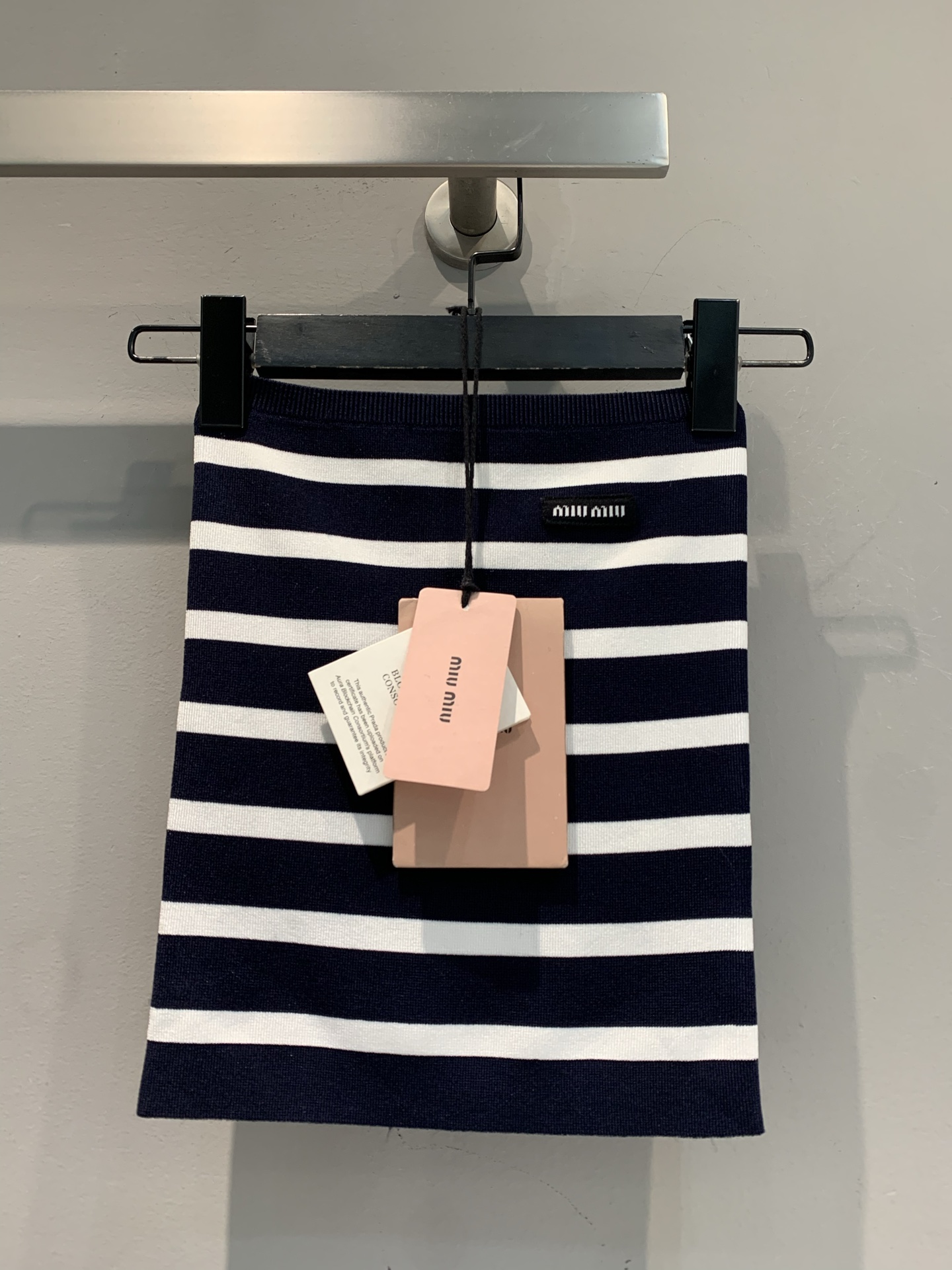 NO:436705,The new model is shipped. Original development Miumi*2025 spring and summer new retro fashionable striped knitted strapless bra. Classic blue and white stripes have a slack and fashionable feeling. The knitted fabric is fit and comfortable, outlining the graceful figure~ with its own brand label, the exquisite feeling is full. Single wear is the focus of hot girls going out on the street. The layering can be fashionable and inner wear at that time, and it can easily grasp the sweet and cool style, and add some to the outfit. Miu style smart and playful code SML, miumiu, alexander wang19860909新款出货啦 原版开发Miumi*2025春夏新款复古时髦条纹针织抹胸.经典蓝白条纹自带松弛时髦感 针织面料贴合又舒适,勾勒曼妙身形~自带品牌标签,精致感拉满,单穿是辣妹出街焦点,叠穿能当时髦内搭,轻松拿捏甜酷风格,给穿搭加点 miu式的灵动俏皮码数SML,,miumiu,alexander wang,Women's clothing