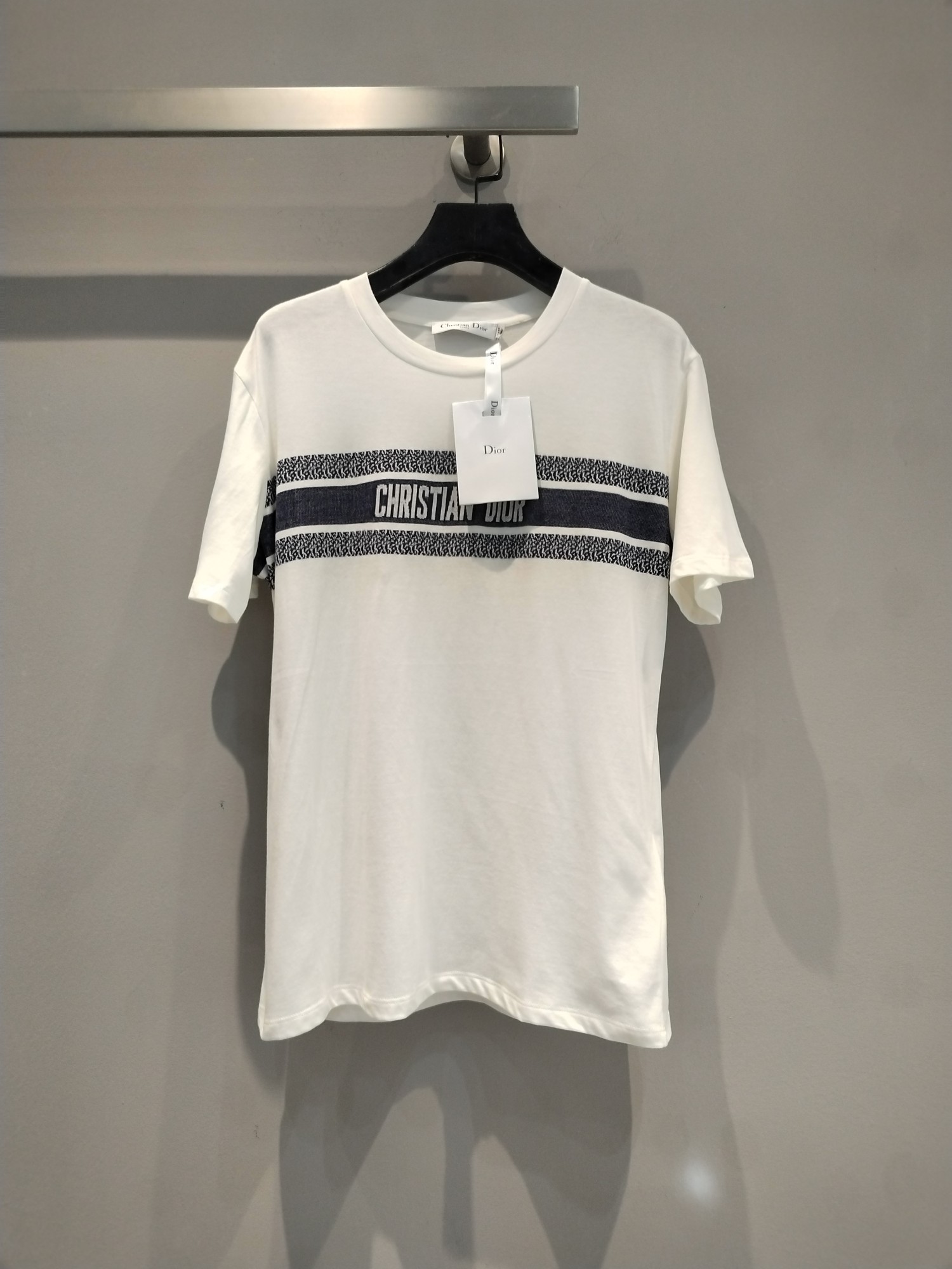 NO:436337,New models are shipped. Original development. CD summer new fashionable and versatile flocking spliced ​​letters short-sleeved T-shirt. Classic beige background, with a clean and relaxed feeling, navy blue flocking splicing, dark patterns + letter logo. Low-key and noble, cotton-linen blended fabric is skin-friendly and breathable, daily street travel, date, commuting... One-click adaptation, simple and not simple design, easy to layer a sweatshirt/shirt, can match it with a high-end feel in all seasons, and it is the 'noble and relaxed feeling' of walking. Who knows!  SML, hoodie, sweatshirts,shirts,T-shirt,tees,t-shirt,alexander wang19860909新款出货啦 原版开发 CD夏季新款时髦百搭植绒拼接字母短袖T恤.经典米白底色,自带干净松弛感,藏青植绒拼接,暗纹+字母Logo 低调显贵,棉麻混纺面料亲肤透气,日常出街、约会、通勤…一键适配,简约不简单的设计,轻松叠穿卫衣/衬衫,四季都能搭出高级感穿上就是行走的“贵气松弛感”,谁懂啊！码数SML,,hoodie,sweatshirts,shirts,T-shirt,tees，t-shirt,alexander wang,Women's clothing