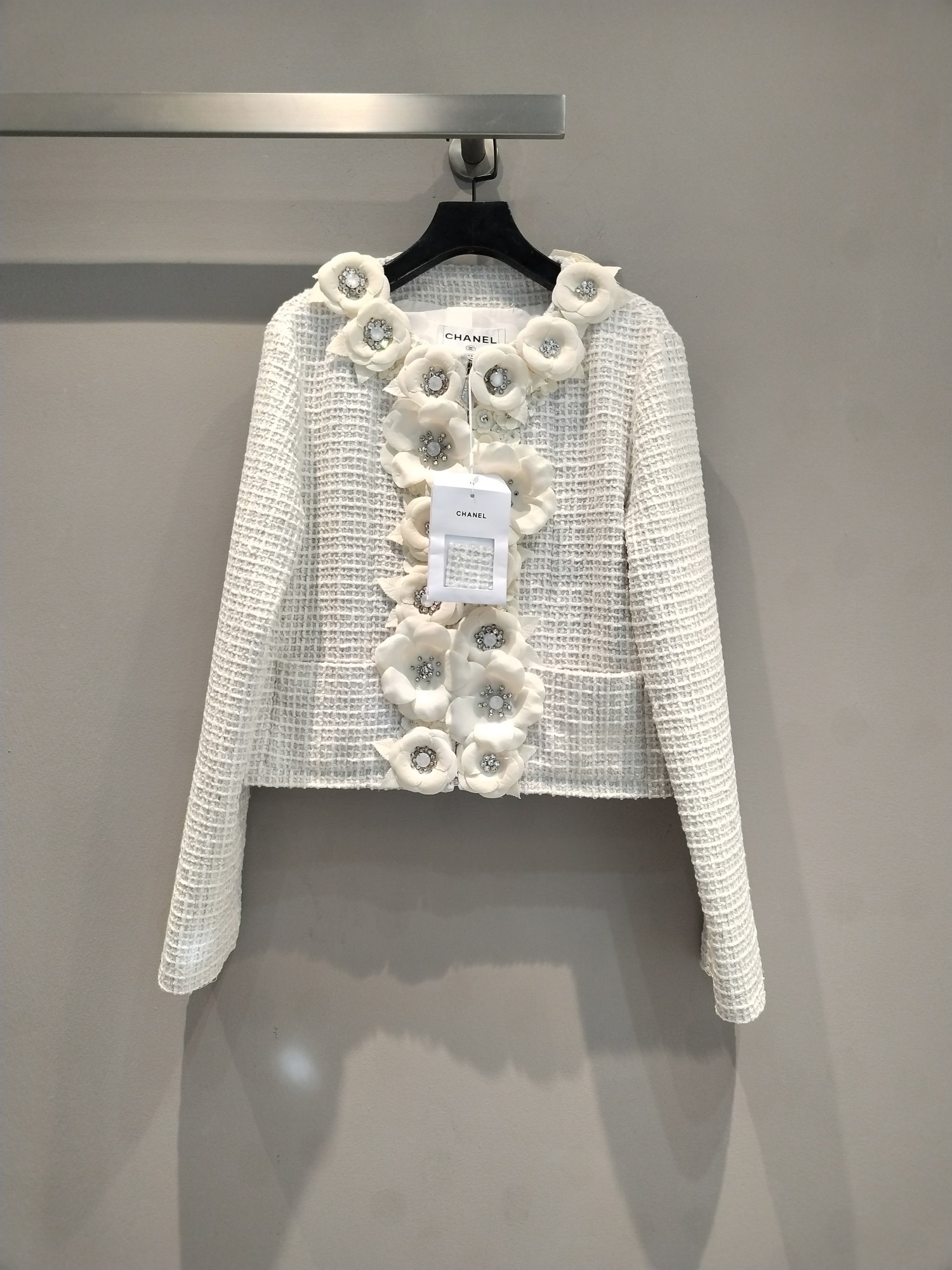 NO:436343,New model is shipped. Original development. C home early autumn new celebrity style handicraft workshop heavy-industry flower tweed jacket, classic tweed fabric, camellia embellishment is lively and elegant, and it is integrated into diamond decoration to brighten the exquisite. The short silhouette is suitable for a variety of figures. It is an eye-catching battle robe for daily going out and important occasions. Wear it, interpreting your unique Chanel style romance and high-end, easily grasping the fashionable aura, and encountering the eternal classic in the closet. Number 36 38 40, chanel, chanel, jackets & coats, alexander wang19860909新款出货啦 原版开发 C家早秋新款名媛风手工坊重工花朵粗花呢外套,经典粗花呢面料,山茶花缀饰灵动优雅,融入钻饰点亮精致 短款廓形适配多种身形,是日常出街与重要场合的吸睛战袍,穿上它,诠释独属于你的香奈儿式浪漫与高级 ,轻松拿捏时尚气场,邂逅衣橱里的永恒经典.码数36 38 40,,chanel,chanel,jackets & coats,alexander wang,Women's clothing