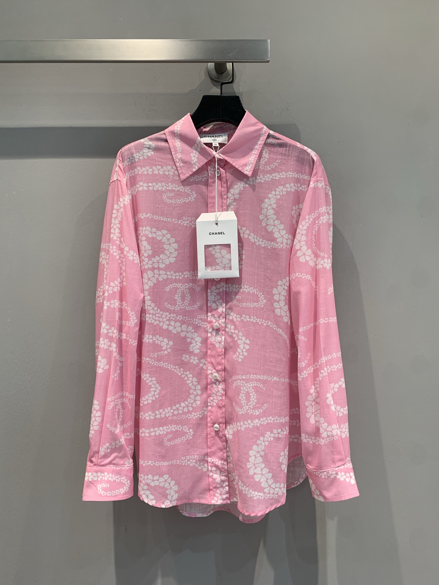 NO:448833,The new model is shipped. Original development. C home 2025 early autumn new classic double C positioning printed shirt. Pink and tender background color, covered with exquisite white prints, comes with a sweet filter, thin and slightly transparent fabric. It is super cool to wear in summer. Who knows the vague little sexy? Wearing alone is a rich daughter with full sweetness. She will become fashionable in seconds with small suspenders and shorts!  36 38 40, chanel, shorts,shirts,alexander wang19860909新款出货啦 原版开发 C家2025早秋新款经典双C定位印花衬衫.粉粉嫩嫩的底色 ,铺满精致白花印花,自带清甜滤镜轻薄微透面料,夏天穿超清凉,隐约的小性感谁懂啊~单穿是甜度满分的富家千金,搭小吊带、短裤,秒变时髦精！码数36 38 40,,chanel,shorts,shirts,alexander wang,Women's clothing