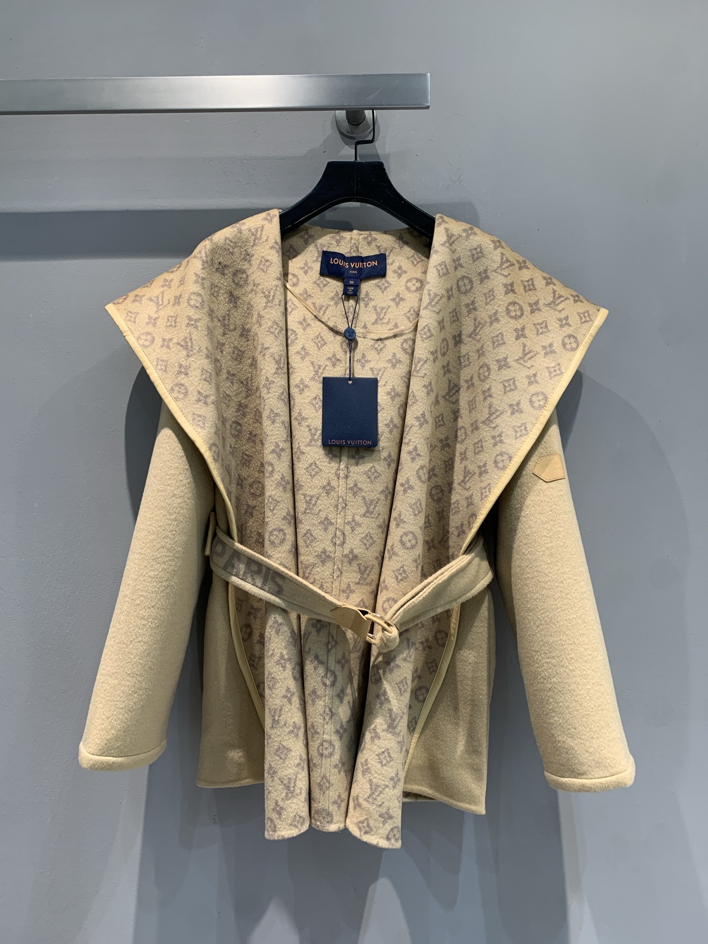 NO:684746,The new model is shipped with a dust bag. L's new autumn and winter small flower wrap-style short coat is made of woolen jacquard fabric imported from Australia. The fabric is soft and velvety!  Full body floral tailoring, imported goatskin binding!  The invincible large lapels are made for aura, and your upper body will become whiter and more beautiful in seconds!  Delivered with same color belt. Khaki code number 36 38 40,,louis vuitton,sheepskin,19860909配防尘袋新款出货啦 L家秋冬新款小花围裹式短款大衣,澳洲进口羊毛呢提花面料,面料柔软绒感十足！满身对花剪裁,进口山羊皮包边！无敌大翻领为气场而生,上身秒变白富美！配送同色腰带.卡其 码数 36 38 40,,louis vuitton,sheepskin,,Women's clothing