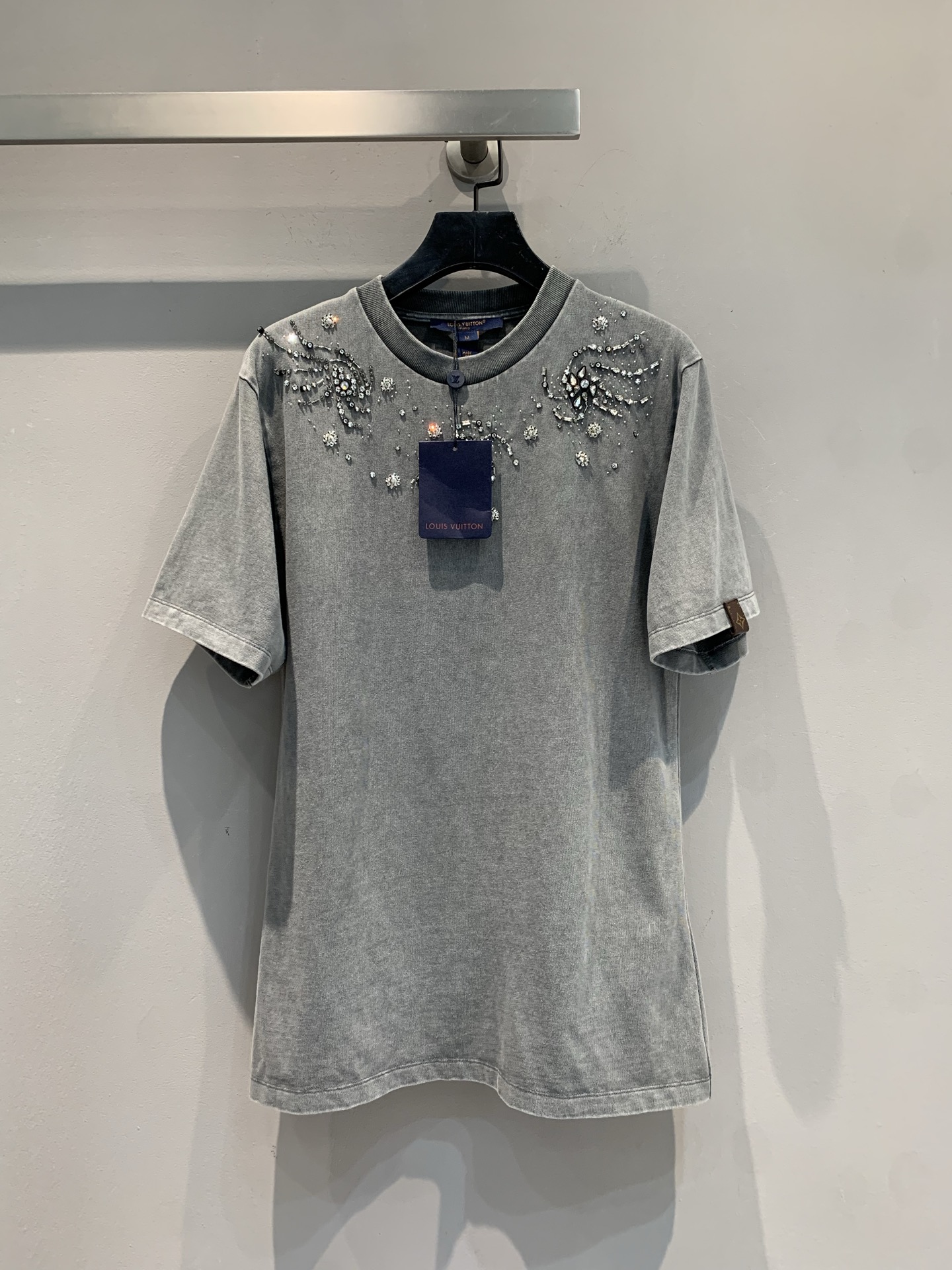 NO:446430,New models are shipped. Original development. L family spring and summer new old heavy-industrial crystal wing short-sleeved T-shirt. Washed ash and used + crystal wing design. It uses 'cool' and 'glory' to grasp the blingbling crystal on the chest. It comes with a light chasing light when walking. It wears jeans and shorts for daily wear. It can easily wear a 'street noble man' slack feeling~the fabric is soft and skin-friendly, a wardrobe hard product that coexists with fashionable and practical wear, and a blowout item that has been out of date for ten years. Number SML,, louis vuitton, shorts, jeans, T-shirt, tees, t-shirt, alexander wang19860909新款出货啦 原版开发 L家春夏新款做旧重工水晶翅膀短袖T恤.水洗灰做旧+水晶翅膀设计, 把“酷”和“华丽”狠狠拿捏胸前blingbling的水晶, 走路自带追光灯, 日常搭牛仔裤、短裤, 轻松穿出“街头贵公子”松弛感～面料软糯亲肤, 时髦与实穿并存的衣橱硬货, 穿十年都不过时的炸场单品.码数SML,,louis vuitton,shorts,jeans,T-shirt,tees，t-shirt,alexander wang,Women's clothing