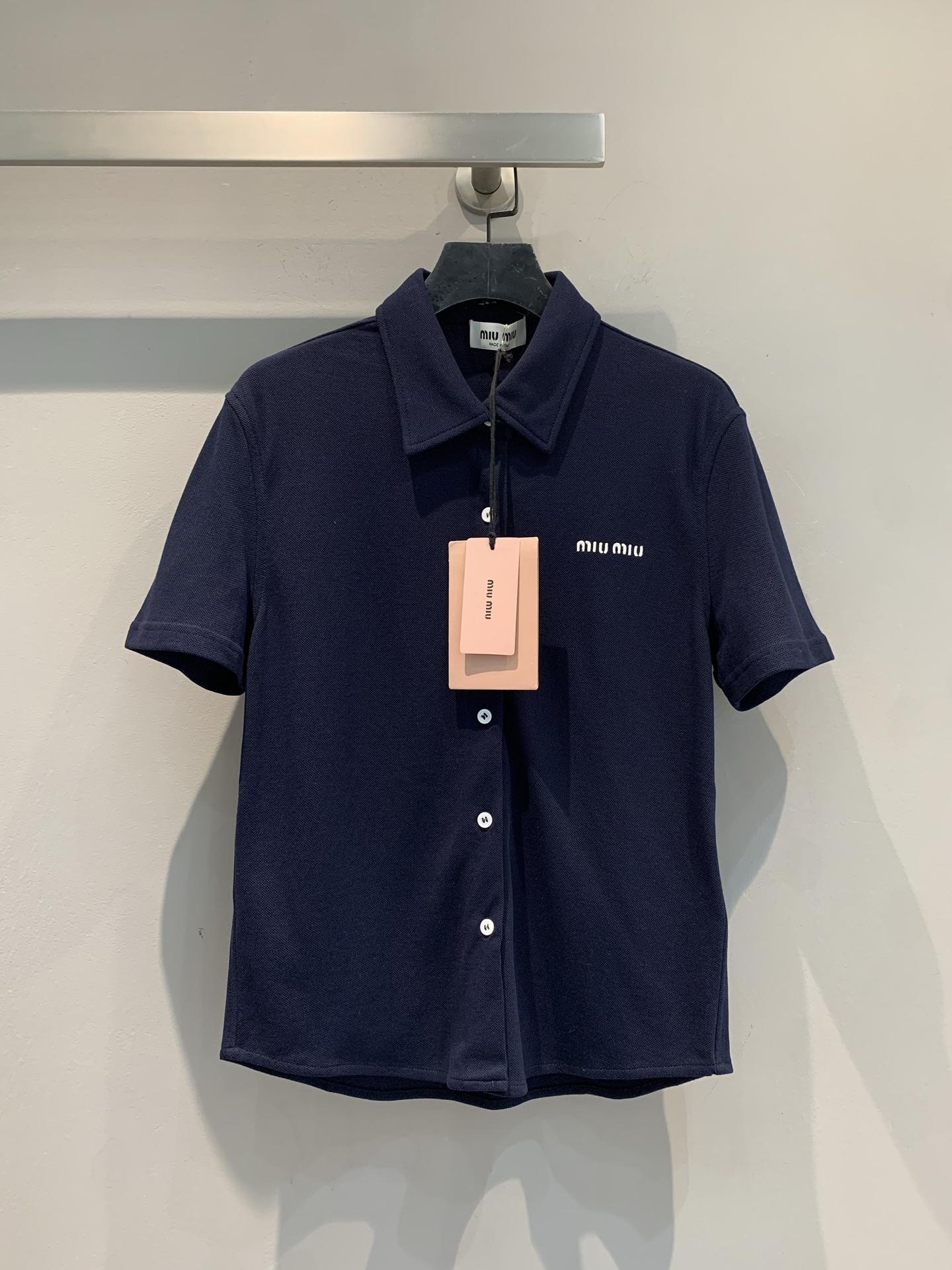 NO:446477,New models are shipped. Original development. Miumi's new summer lapel single-breasted pure cotton short-sleeved. Classic Polo collar + neat tailoring. The small logo on the chest is low-key and eye-catching. It instantly brings a 'rich daughter' slack feeling when worn. The fabric is soft and skin-friendly. The short-sleeved design is suitable for many seasons. It is a very good choice for daily wear. It is easy to grasp the 'noble and hard goods' in the closet with fashionable and elegant temperament. It is a classic that has been out of date for ten years. SML, miumiu, skirts, T-shirt, alexander wang19860909新款出货啦 原版开发 Miumi夏季新款翻领单排扣纯棉短袖.经典Polo领+利落剪裁, 胸前小Logo低调又吸睛, 穿上瞬间自带“富家千金”松弛感～面料软糯亲肤,短袖设计适配多季节, 日常搭高腰裤、短裙都绝, 轻松拿捏时髦与气质衣橱里的“贵气硬货”, 穿十年都不过时的经典.码数SML,,miumiu,skirts,T-shirt,alexander wang,Women's clothing