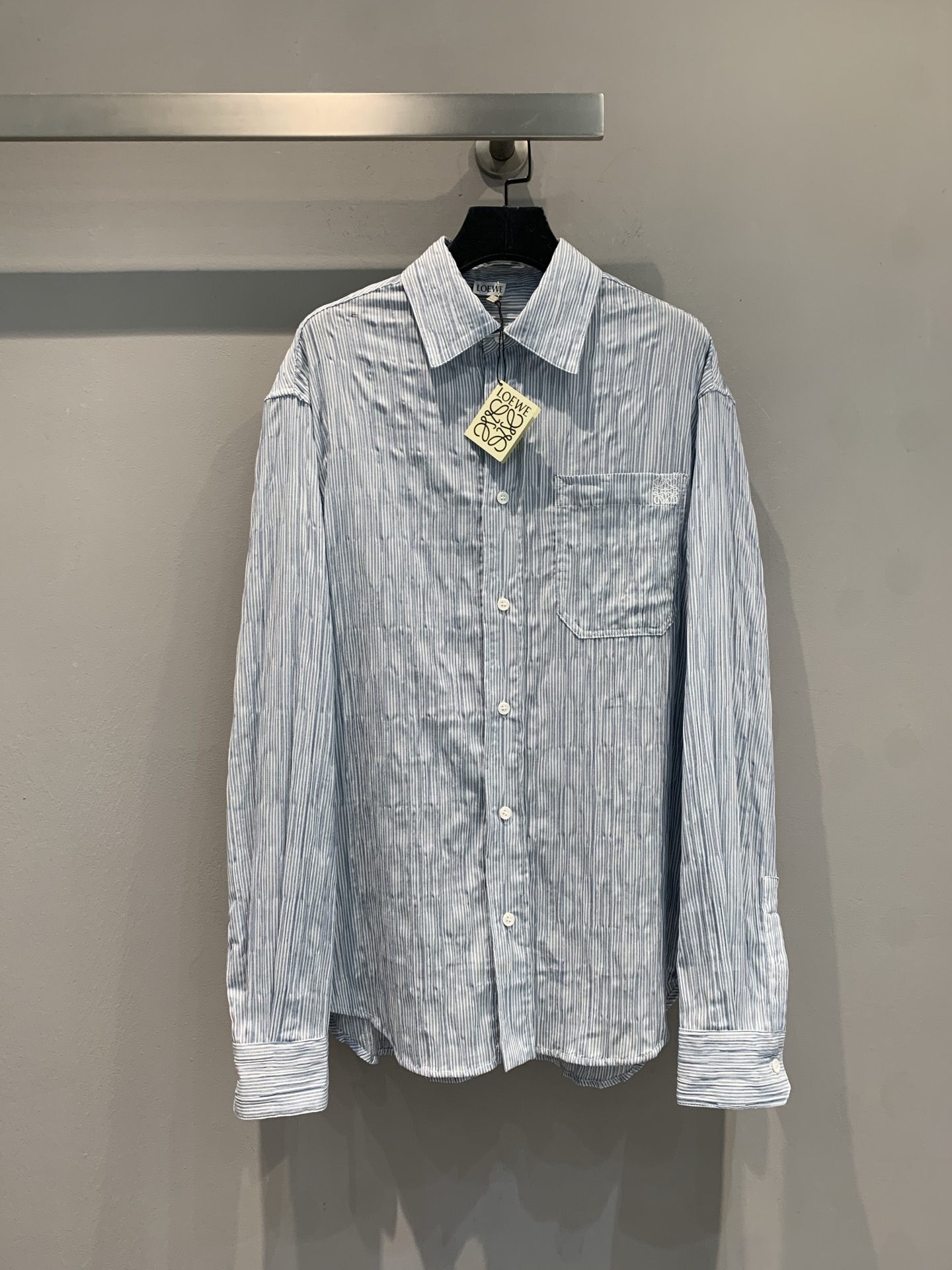 NO:446417,New model is shipped. Original development. Loew* early autumn new classic vertical striped pleated long-sleeved shirt. Classic blue and white stripes + neat shirt tailoring, simple and high-end, small label on the chest + pocket design, hiding the low-key luxury brand genes~the fabric is light and breathable, single wear is refreshing, layered and fashionable, everyday wear jeans and shorts, it can be easily become loose and expensive in seconds. SML, loewe, shorts, jeans, shirts, alexander wang19860909新款出货啦 原版开发 Loew*早秋新款经典竖条纹褶皱长袖衬衫.经典蓝白条纹+利落衬衫剪裁, 简约又高级, 胸前小标+口袋设计, 藏着低调的奢牌基因～面料轻薄透气, 单穿清爽,叠穿时髦, 日常搭牛仔裤、短裤, 轻松秒变松弛贵千金.码数SML,,loewe,shorts,jeans,shirts,alexander wang,Women's clothing