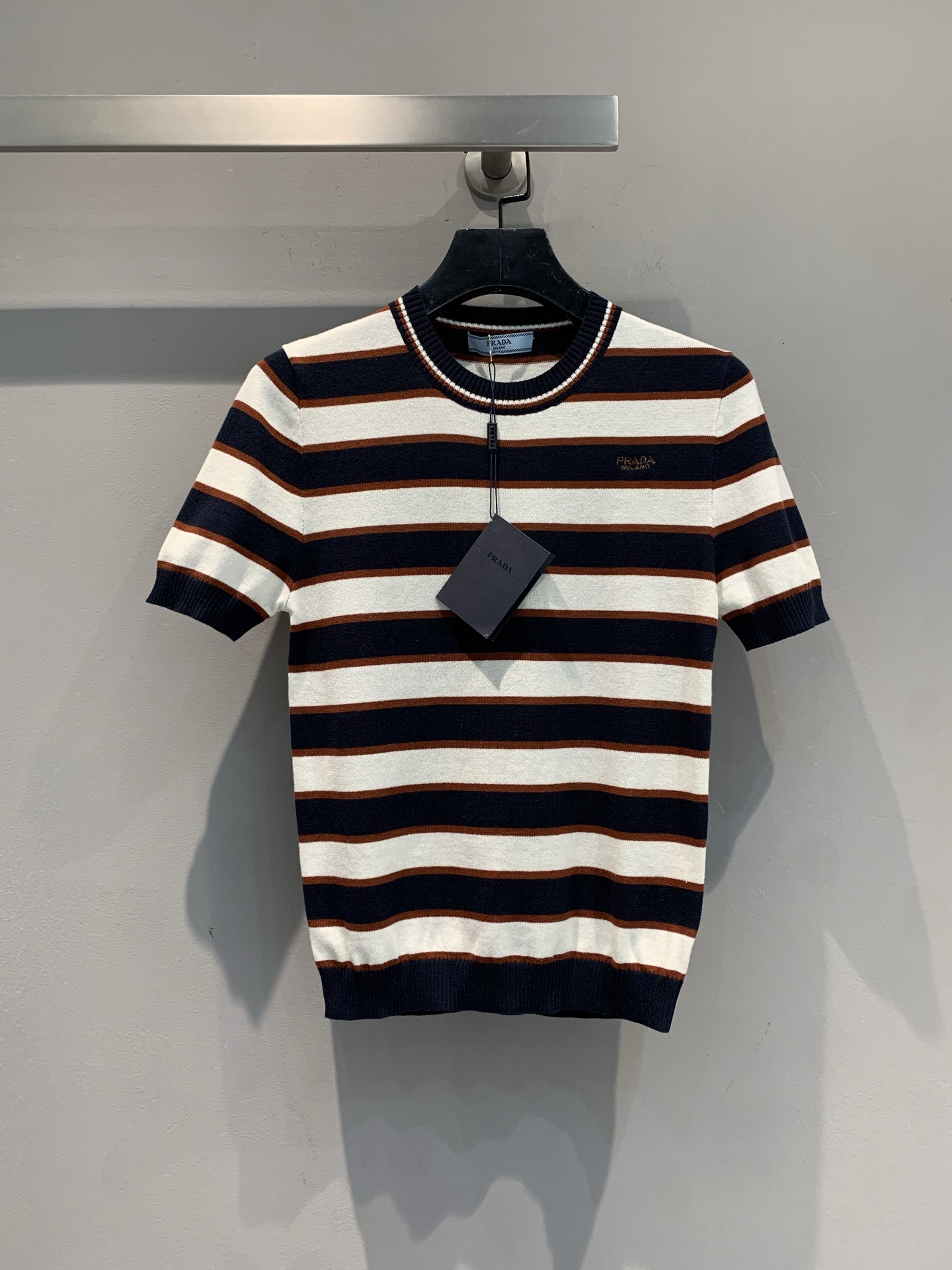 NO:446466,New model is shipped. Original development. Prad* early autumn new style fashionable retro contrast striped knitted short-sleeved. Stripe controls ecstasy. Navy blue + white + caramel brown color matching, high-end and retro, simple round neck + exquisite small label, low-key grasp of luxury brand texture~ knitted fabric soft and skin-friendly, short-sleeved design is suitable for many seasons, daily wear jeans and skirts, a wardrobe hard product that coexists with fashionable and practical wear. A classic that has been out of date for ten years, must lock the code SML, prada, skirts, jeans, T-shirt, alexander wang19860909新款出货啦 原版开发 Prad*早秋新款时髦复古撞色条纹针织短袖.条纹控狂喜 藏青+白+焦糖棕配色,高级又复古, 简约圆领+精致小标,低调拿捏奢牌质感～针织面料软糯亲肤,短袖设计适配多季节, 日常搭牛仔裤、半裙都绝,时髦与实穿并存的衣橱硬货, 穿十年都不过时的经典,必须锁死码数SML,,prada,skirts,jeans,T-shirt,alexander wang,Women's clothing