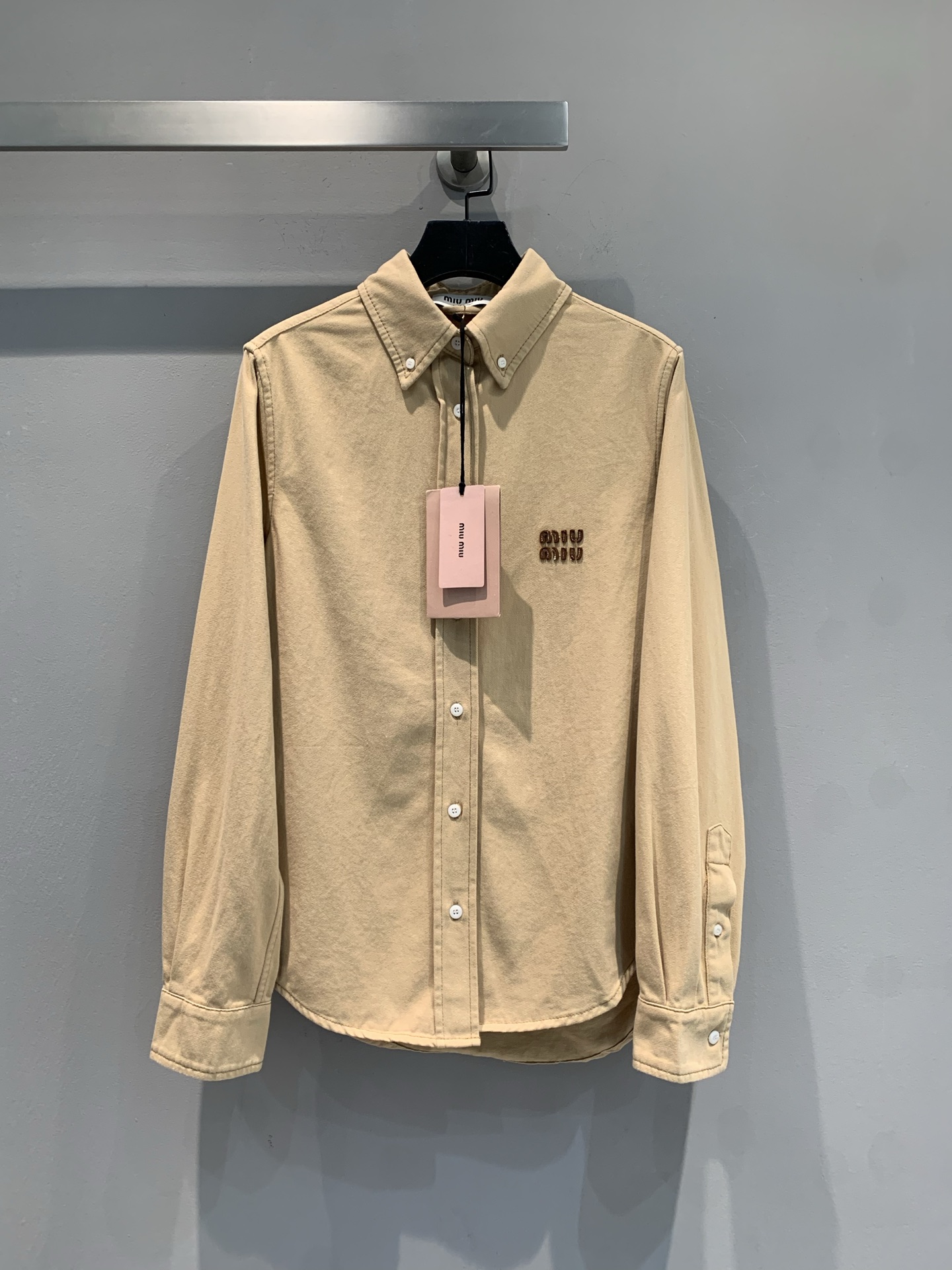 NO:446507,New model is shipped. Original development. Miumi's early autumn new embroidered letter lapel long-sleeved shirt. Milk tea color comes with gentle filters, classic shirt cut + exquisite small labels, grasping 'noble' and 'slack' hard. The fabric is soft and glutinous, skin-friendly, single-wear refreshing, layered fashionable, and wear jeans and skirts every day to easily create a 'rich daughter' atmosphere. SML,,miumiu, skirts, jeans, shirts, alexander wang19860909新款出货啦 原版开发 Miumi*早秋新款刺绣字母翻领长袖衬衫.奶茶色自带温柔滤镜, 经典衬衫剪裁+精致小标, 把“贵气”和“松弛”狠狠拿捏 面料软糯亲肤, 单穿清爽,叠穿时髦, 日常搭牛仔裤、半裙, 轻松穿出“富家千金”氛围.码数SML,,miumiu,skirts,jeans,shirts,alexander wang,Women's clothing