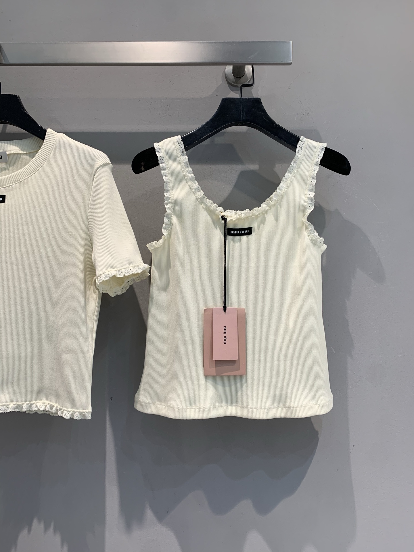 NO:446437,New models are shipped. Original development. Miumi* Spring and summer new pure lace lace suspender vest. Miumi's white + lace lace, weld the 'sweet' and 'exquisite' on the body. Wear it sexy alone, layered with versatile, and wear jeans and short skirts to easily create a 'rich daughter' slack feeling~ short cut + pit strip fabric, hide the flesh and make the waist thin, whoever wears it is the peach in the world. SML, miumiu, skirts, jeans, alexander wang19860909新款出货啦 原版开发 Miumi*春夏新款纯欲蕾丝花边吊带背心.奶fufu的白+蕾丝花边, 把“甜”和“精致”焊在身上, 单穿性感,叠穿百搭, 搭牛仔裤、小短裙, 轻松穿出“富家千金”松弛感～短款剪裁+坑条面料, 藏肉又显腰细, 谁穿谁是人间水蜜桃.码数SML,,miumiu,skirts,jeans,alexander wang,Women's clothing