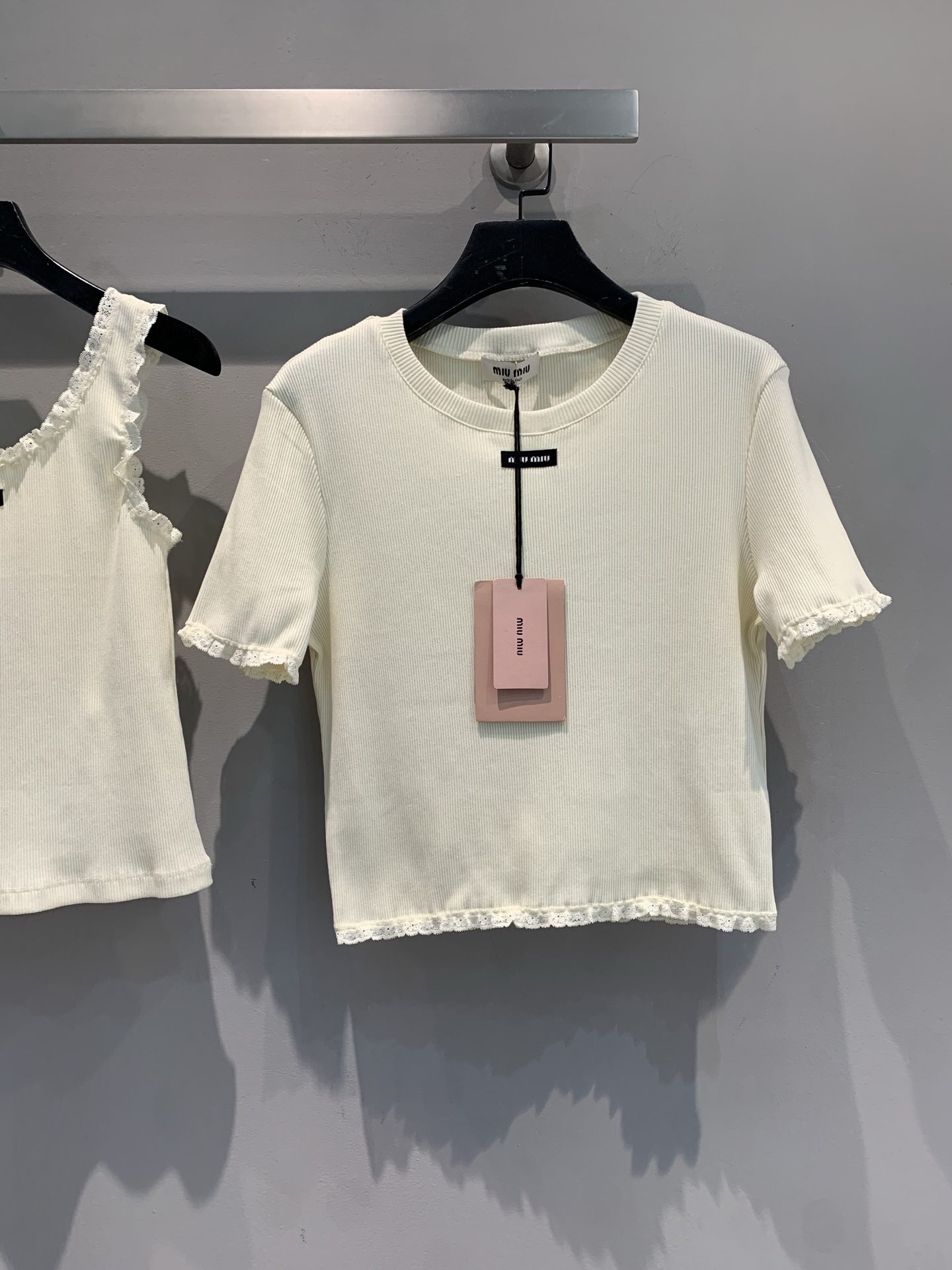 NO:446451,New model is shipped. Original development. Miumi* Spring and summer new pure milky white lace lace short sleeves. The milky white comes with a gentle filter. The cuffs + lace lace on the hem, which makes the 'sweet' and 'exquisite' hard. Short cut + pit strip fabric, hides the flesh and makes the waist look thin. It is worn on a daily basis. It can easily show the relaxed feeling of 'rich daughter'. SML, miumiu, skirts, jeans, T-shirt, alexander wang19860909新款出货啦 原版开发 Miumi*春夏新款纯欲奶白蕾丝花边短袖.奶呼呼的白自带温柔滤镜, 袖口+下摆的蕾丝花边, 把“甜”和“精致”狠狠拿捏 短款剪裁+坑条面料, 藏肉又显腰细, 日常搭牛仔裤、小短裙, 轻松穿出“富家千金”松弛感.码数SML,,miumiu,skirts,jeans,T-shirt,alexander wang,Women's clothing