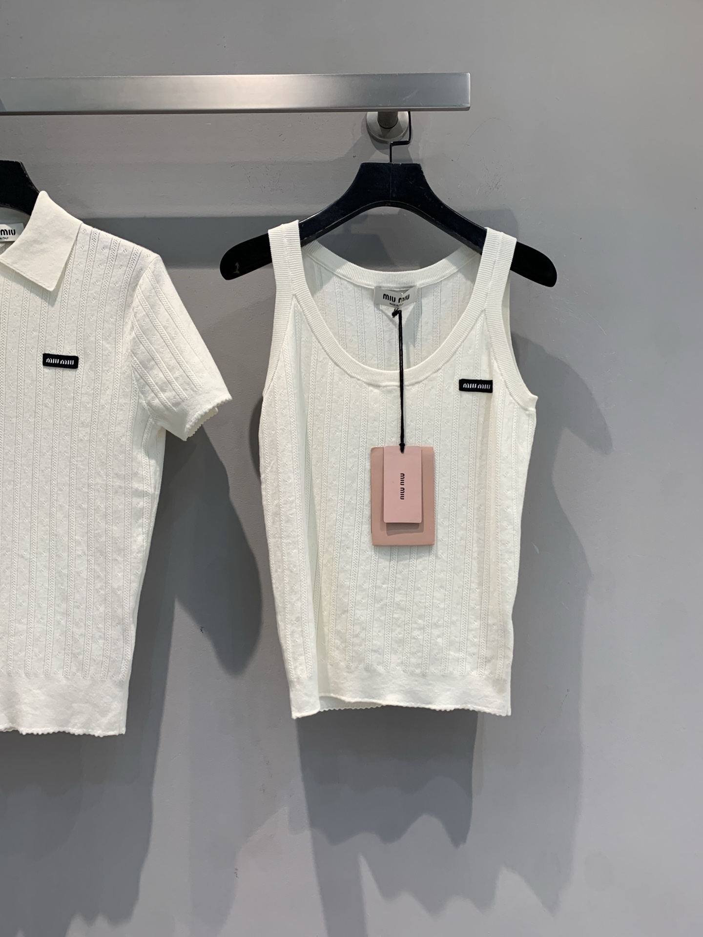 NO:442527,New model is shipped, original development Miumi 2025 spring and summer new black label pit strip knitted vest. The white + delicate pit strip texture of milk fufu, simple design hides a sense of high-end. It comes with a lady filter, small tag embellishment, low-key and noble, short T-style daily versatile, full of youthfulness with jeans, single-wearing vest style, layered suit/shirts become fashionable instantly, soft and skin-friendly, and it is breathable and not stuffy in summer. Sisters who lack basic styles in the wardrobe, closed eyes and lock code SML,,miumiu, jeans, shirts, business suit, alexander wang19860909新款出货啦 原版开发 Miumi2025春夏新款黑标坑条针织背心.奶fufu的白+细腻坑条纹理,简约设计藏着高级感 自带大小姐滤镜,小标点缀 低调又显贵气,短T款日常百搭 配牛仔裤青春感拉满 背心款单穿清冷 叠穿西装/衬衫秒变时髦精 面料软糯亲肤 夏天穿也透气不闷 衣柜里缺基础款王炸的姐妹 闭眼锁死码数SML,,miumiu,jeans,shirts,business suit,alexander wang,Women's clothing