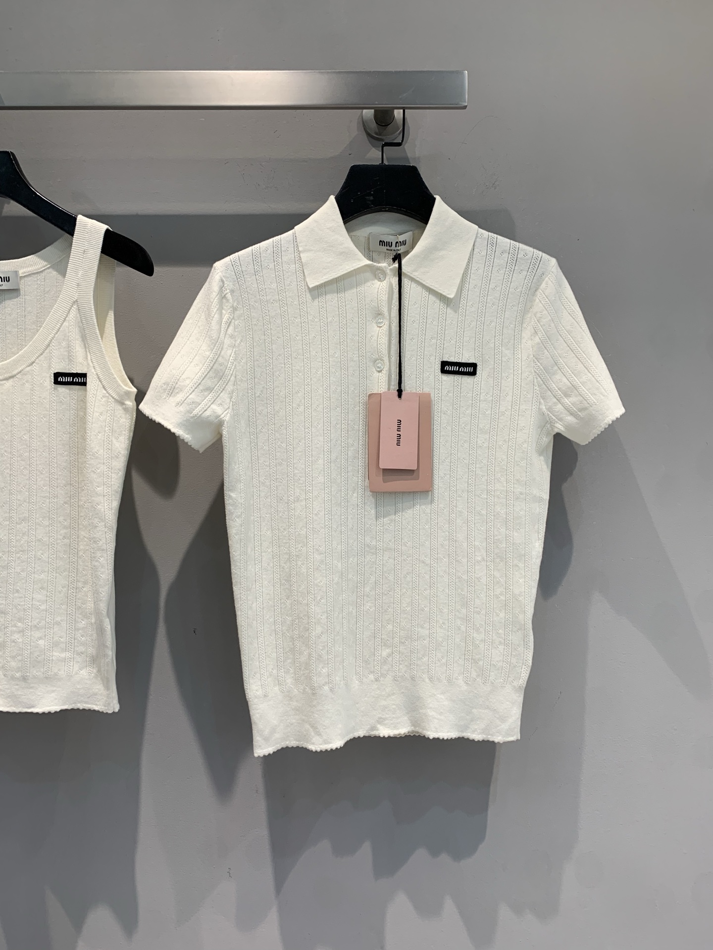 NO:442457,New model is shipped. Original development. Miumi*2025 spring and summer new black label polo collar pit strip knit top. Milk white pit strip texture. It comes with gentle filter, polo collar + small label embellishment. The college feels full and expensive, slim-fitting tailoring. It hides the flesh and shows the figure. It is a fresh lady wearing a short skirt. It feels youthful and layered shirt/cardigan. It becomes fashionable in seconds. The fabric is soft and breathable. It is not stuffy in summer. Sisters who lack 'pure lustful and luster' in the wardrobe. Close eyes and lock the code SML,,miumiu, skirts,shirts,alexander wang19860909新款出货啦 原版开发 Miumi*2025春夏新款黑标polo领坑条针织上衣.奶白坑条纹理 自带温柔滤镜,polo领+小标点缀 学院感拉满又显贵,修身剪裁 藏肉又显身材,单穿是清新大小姐 配短裙青春感爆棚,叠穿衬衫/开衫 秒变时髦精,面料软糯透气 夏天穿也不闷,衣柜里缺“纯欲万金油”的姐妹 闭眼锁死码数SML,,miumiu,skirts,shirts,alexander wang,Women's clothing