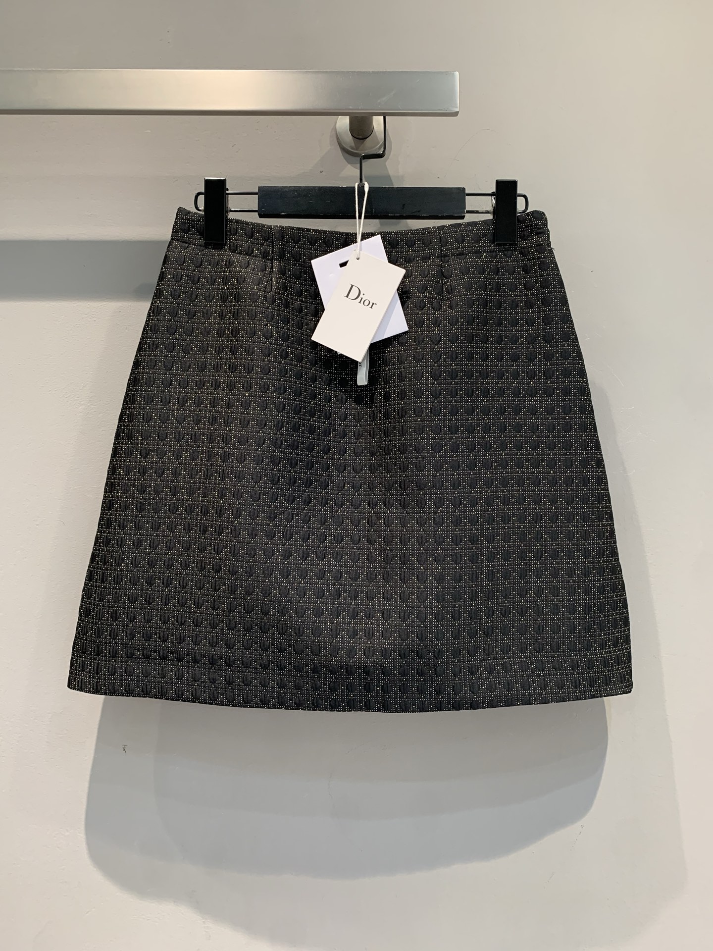 NO:438993,New model is shipped. Original development CD2025 early autumn new retro plaid jacquard skirt, classic jacquard fabric, hidden fine gold lines and A-line short skirt, neatly make your legs look long, wear a shirt for daily commuting, change your straps on dates, easily switch to delicate atmosphere~ Wear it, comes with French elegant filters, wear high-end feel on the body, number 36 38 40, skirts, shirts, alexander wang19860909新款出货啦 原版开发 CD2025早秋新款复古格纹提花半裙,经典提花面料,藏着细密金线条理A字短裙型,利落显腿长,日常通勤搭衬衫,约会换吊带,轻松切换精致氛围~穿上它,自带法式优雅滤镜,把高级感穿在身上码数36 38 40,,skirts,shirts,alexander wang,Women's clothing