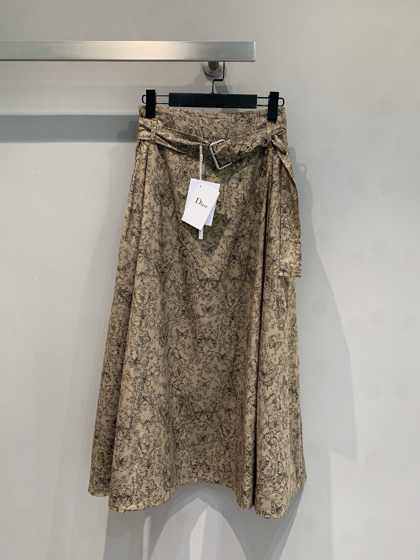 NO:439006,New model is shipped. Original development CD2025 spring and summer new retro fashionable butterfly printed belt skirt. It uses imported 100% pure cotton fabric, skin-friendly and soft, with excellent texture. Classic khaki base, covered with exquisite artistic patterns. Unique lace design at the waist, paired with metal buckles, random adjustment and outline graceful waist, mid-length skirt hem, walking style, literary and elegant coexistence, daily going out on the street or light social occasions, easy to grasp the high-end atmosphere 36 38 40,, skirts, alexander wang19860909新款出货啦 原版开发 CD2025春夏新款复古时髦蝴蝶印花腰带半裙.采用进口百分百纯棉面料,亲肤柔软,质感上乘.经典卡其色基底,铺满精致艺术图案 腰间独特系带设计,搭配金属扣,随意调节勾勒曼妙腰肢,中长裙摆,走路带风,文艺与优雅并存,日常出街或轻社交场合,轻松拿捏高级氛围感码数36 38 40,,skirts,alexander wang,Women's clothing