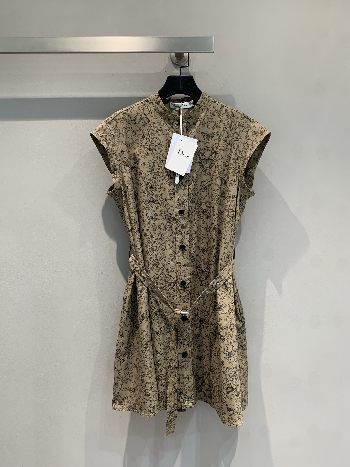 NO:439018,New model is shipped. Original development CD2025 spring and summer new retro fashionable butterfly printed belt dress. It uses 100% imported pure cotton fabric. It is skin-friendly and soft, with high-quality texture. The classic stand collar is neat and sleeveless, outlines the elegant shoulder and neck line, full of exquisite prints, with an artistic atmosphere, the belt design easily tightens the waist, shapes the graceful figure, wear it, and wanders between daily life and romance, 36 38 40,,skirts,alexander wang19860909新款出货啦 原版开发 CD2025春夏新款复古时髦蝴蝶印花腰带连衣裙.采用进口百分百纯棉面料.亲肤柔软,质感高级.经典立领搭配利落无袖,勾勒优雅肩颈线,满幅精致印花,自带艺术氛围,腰带设计轻松收腰,塑造曼妙身形,穿上它,游走于日常与浪漫之间,码数36 38 40,,skirts,alexander wang,Women's clothing