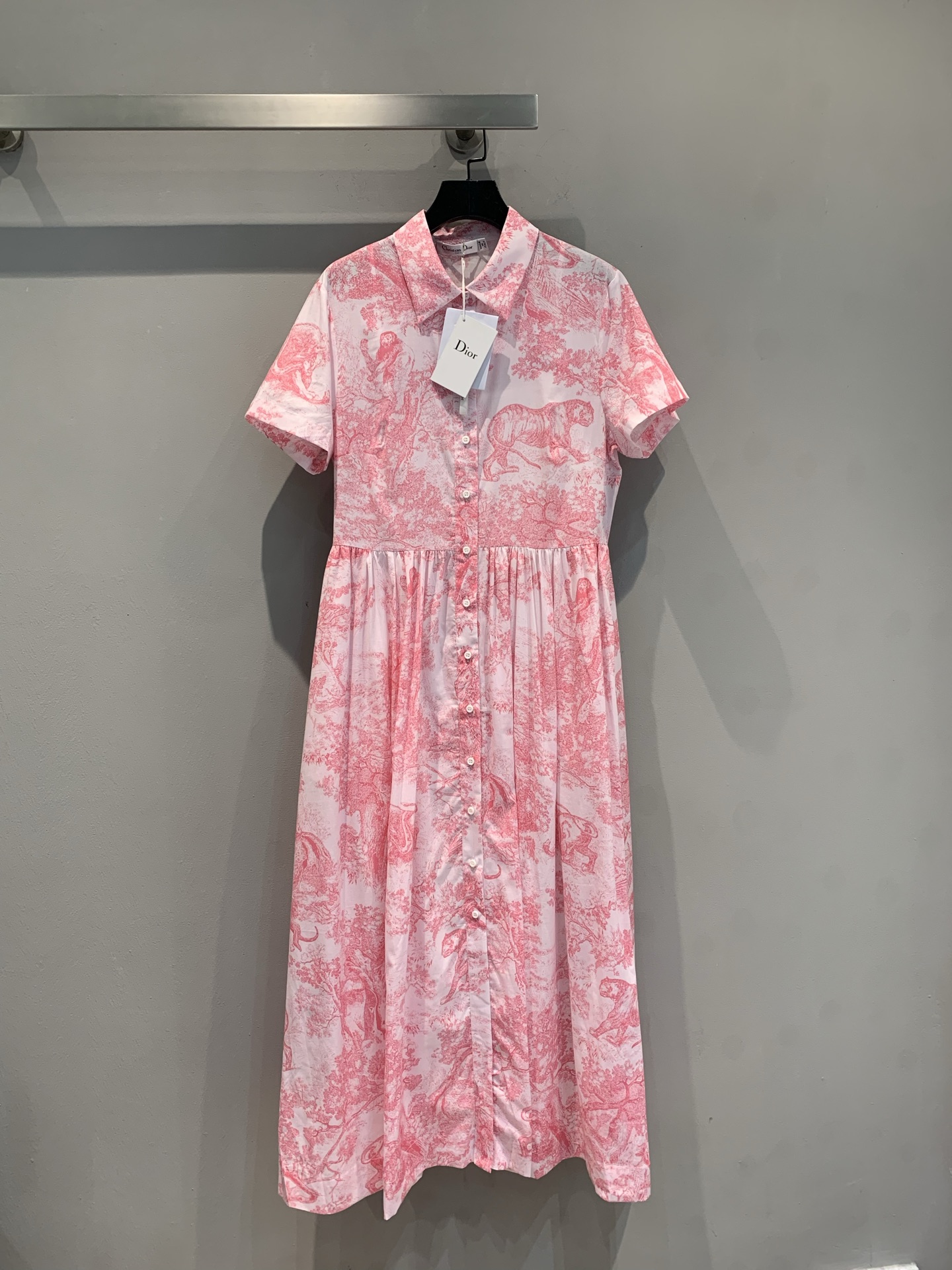 NO:438999,New model is shipped Original development CD2025 spring and summer new lapel short-sleeved animal dress The shirt-style dress is decorated with D's iconic Ruyi print. It is carefully crafted in cotton tulle. Flexible mid-length design. Front buttons and close mother-of-pearl buttons. Paired with wide corner collar and pleated details to enhance style. Highlight the waist curve. Light texture. Elegant and flexible, light and elegant. It is outstanding in appearance. ~ 36 38 40,,dior,skirts,shirts,T-shirts,alexander wang19860909新款出货啦 原版开发 CD2025春夏新款翻领短袖动物连衣裙 衬衫式连衣裙饰以 D家标志性的茹伊印花 采用棉质薄纱精心制作 飘逸的中长款设计 正面纽扣开合珍珠母贝纽扣 搭配宽角领和褶裥细节提升格调 突显腰部曲线 质感轻盈 典雅又灵动,轻扬而风姿卓越~码数36 38 40,,dior,skirts,shirts,T-shirt,alexander wang,Women's clothing