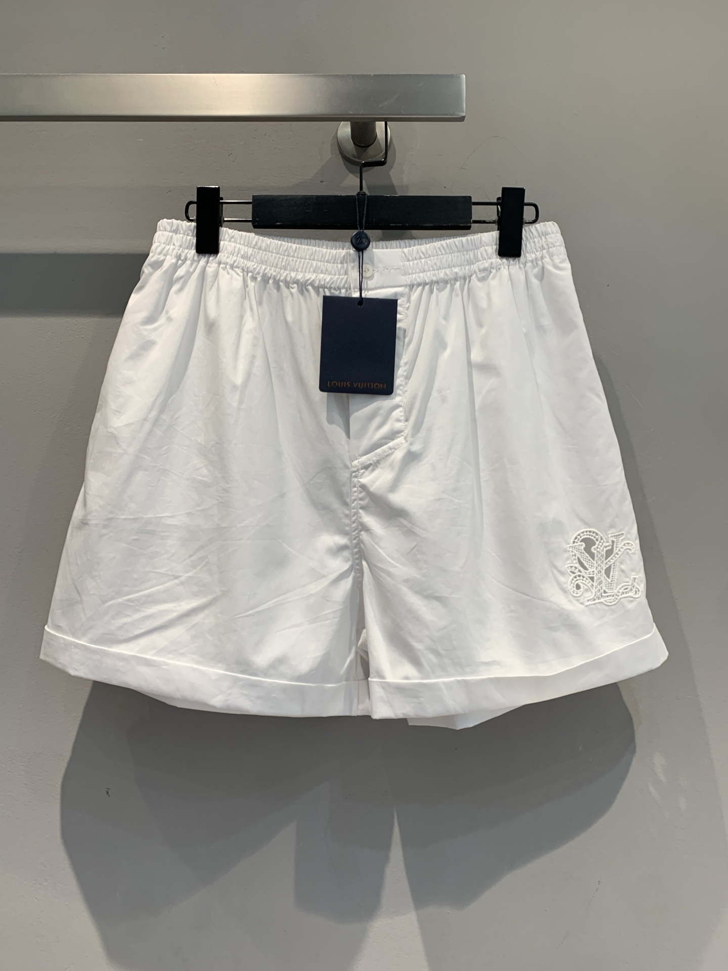 NO:446445,New model is shipped. Original development. L family spring and summer new retro hollow embroidered elastic waist curly shorts. Pure white has a cool feeling. The exquisite embroidery of the trousers hides the luxury brand genes. The elastic waist + wide cut is comfortable and hides the flesh. The daily wear is simple Tee and small suspenders, which can easily grasp the relaxed and noble ~ The fabric is breathable and not stuffy and sweaty, and it is super suitable for vacation and going out on the street, and the fashionable feeling of walking. SML,, louis vuitton, shorts, alexander wang19860909新款出货啦 原版开发 L家春夏新款复古镂空刺绣松紧腰卷边短裤.纯净白色自带清凉感,裤身精致刺绣暗藏奢牌基因,松紧腰+阔型剪裁,舒适又藏肉,日常搭简约Tee、小吊带,轻松拿捏松弛贵气～ 面料透气不闷汗,度假、出街穿都超适配,行走的时髦感.码数SML,,louis vuitton,shorts,alexander wang,Women's clothing