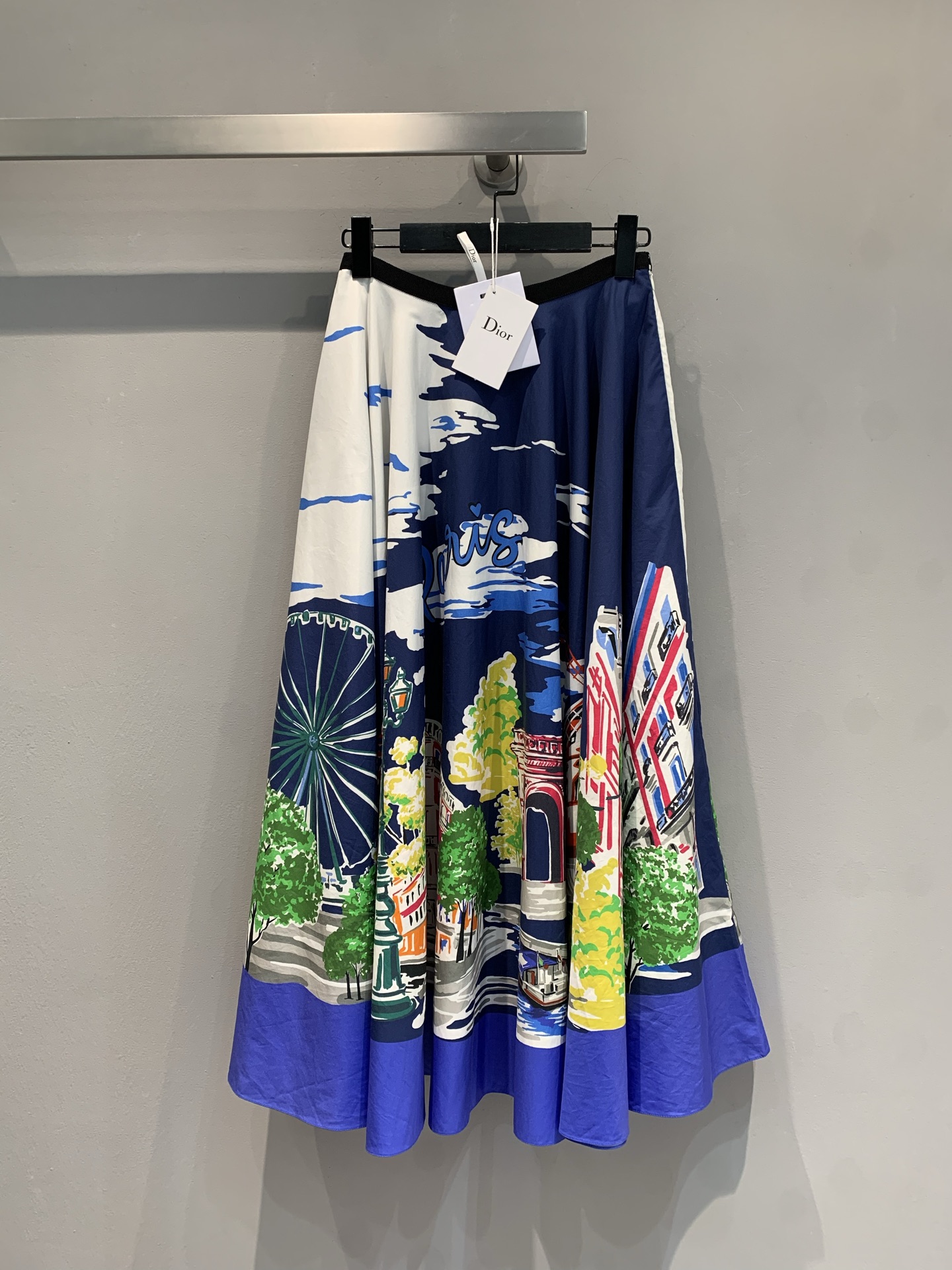 NO:450564,New style is shipped. Original development CD2025 spring and summer new French Paris landscape printed skirt. It uses cotton and silk blend fabric, with delicate texture, skin-friendly and breathable. This skirt is like a flowing art canvas, Ferris wheel, Arc de Triomphe... Color printed replicas romantic street scenes, large skirt walks with style, daily simple tops, easy to grasp French elegance, wear it on 'Paris Fashion Guide' to walk. Dating and going out can give you your own artistic atmosphere, wear the romantic genes of D home on your body~code 36 38 40,,dior, skirts, real silk, alexander wang19860909新款出货啦 原版开发 CD2025春夏新款法式巴黎风景印花半裙.采用棉和真丝混纺面料,质感细腻,亲肤透气.这条半裙像流动的艺术画布,摩天轮、凯旋门… 彩色印花复刻浪漫街景,大裙摆走路带风,日常搭简约上衣,轻松拿捏法式优雅,穿上就是行走的「巴黎时髦指南」 约会、出街都能让你自带艺术氛围,把D家的浪漫基因穿在身上～码数36 38 40,,dior,skirts,real silk,alexander wang,Women's clothing