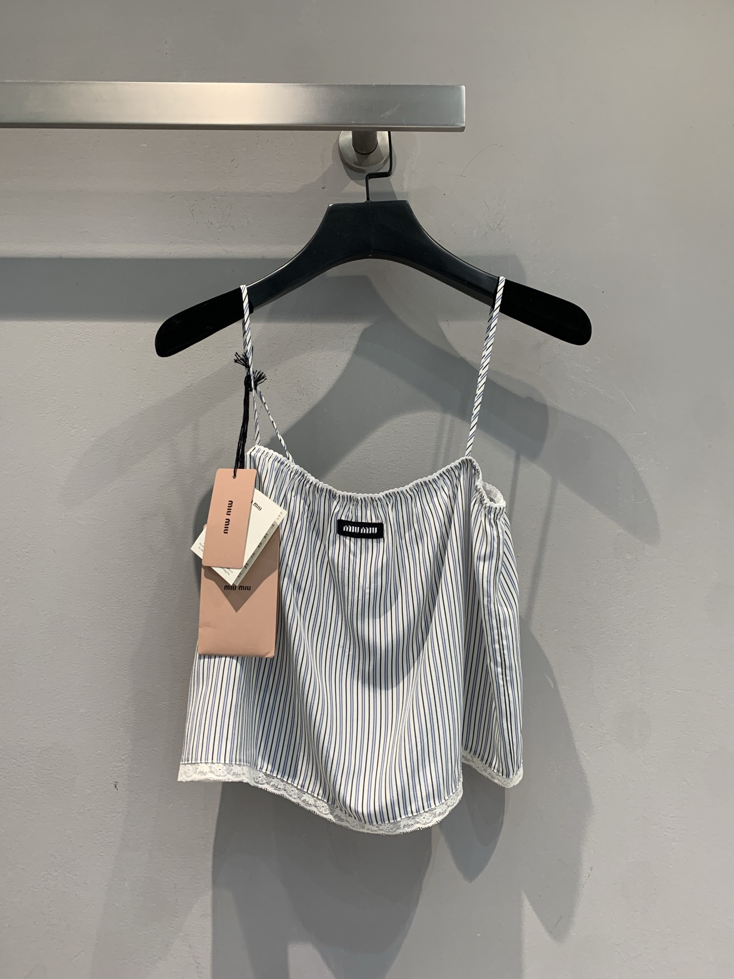 NO:445660,New style is shipped. Original real shot. Miumi*2025 summer new fashionable lace silk suspender vest. It uses 100% mulberry silk fabric, with delicate texture and comfortable skin. Refreshing stripes + lace hem, which is so coquettish that the thin shoulder strap design cannot hide the little sexy. Wear it directly with an oxygen filter and a high-waisted pants/skirts. Korean idols feel like they are on the street~ Want to be a sweet summer girl?  This piece locks, one-click to control the loose pure desire wind code number SML, miumiu, skirts, real silk, alexander wang19860909新款出货啦 原版实拍 Miumi*2025夏季新款时髦花边真丝吊带背心.采用百分百桑蚕丝面料,质感细腻,亲肤舒适.清爽条纹+蕾丝下摆,嗲到不行,细肩带设计藏不住的小性感,穿上直接自带氧气感滤镜搭高腰裤/小短裙,韩系爱豆出街感拿捏～想当夏日甜妹？这件锁死,一键拿捏松弛纯欲风码数SML,,miumiu,skirts,real silk,alexander wang,Women's clothing