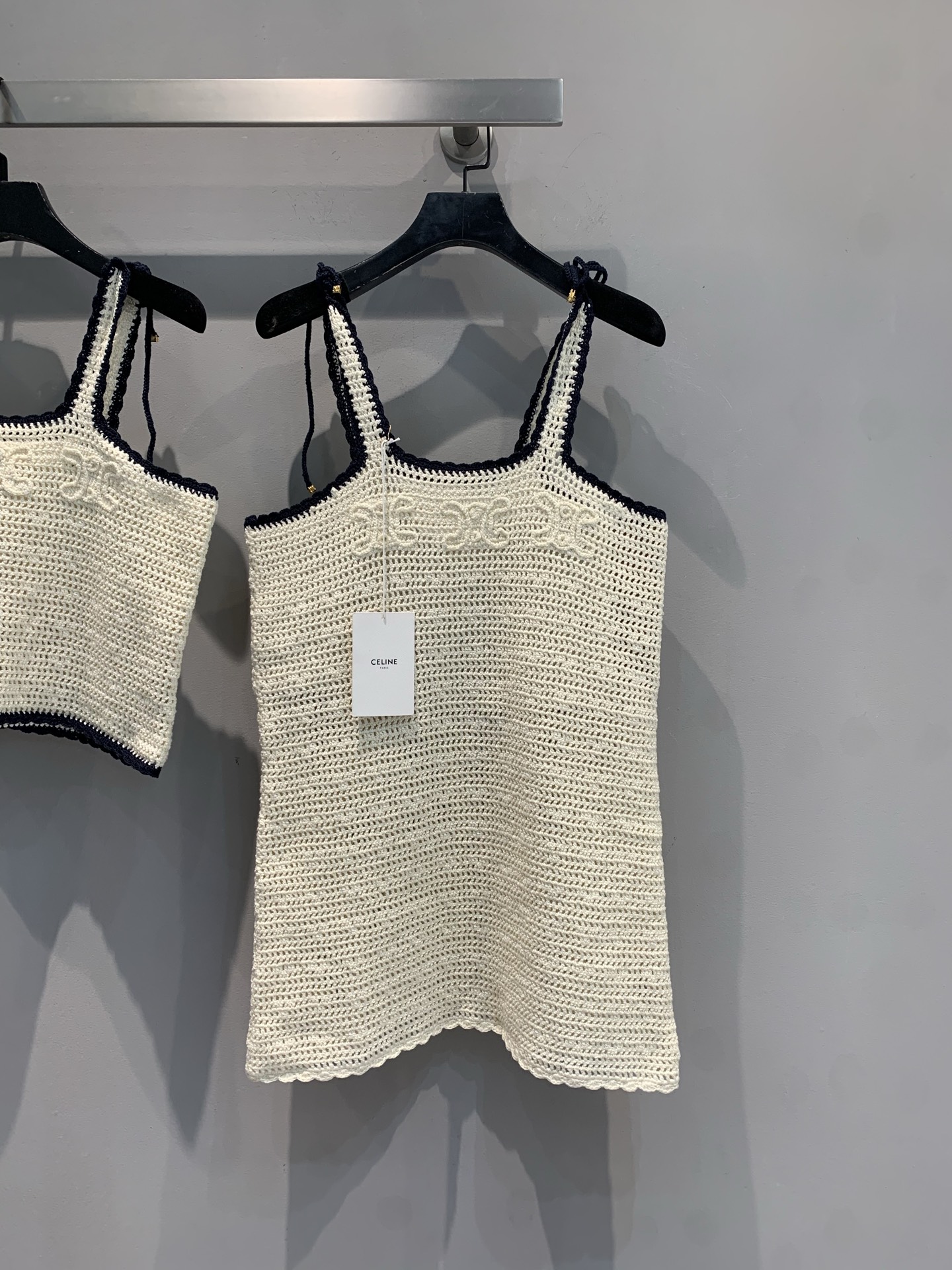 NO:442514,New model is shipped. Original development Celin*2025 spring and summer new fashionable retro contrasting edge hand-cropped suspender dress. Hand-cropped delicate texture comes with retro filter, beige background + navy blue edge. Contrast high-end and white, close-fitting tailors to grasp the body curves hard. Single wear is a French beauty with a slack feeling. Wearing a suit/cardigan can also switch to fashionable commuting style, with the exquisite feeling of Celine tags. Whoever wears it falls in love with it. SML, celine, skirts, business suit, alexander wang19860909新款出货啦 原版开发 Celin*2025春夏新款时髦复古撞色边手工钩织吊带连衣裙.手工钩织的细腻纹理 自带复古滤镜,米白底色+藏青包边 撞色高级又显白,贴身剪裁把身材曲线狠狠拿捏 单穿是松弛感拉满的法式美人.外搭西装/开衫 又能切换时髦通勤风,自带Celine标签的精致感 谁穿谁爱上.码数SML,,celine,skirts,business suit,alexander wang,Women's clothing