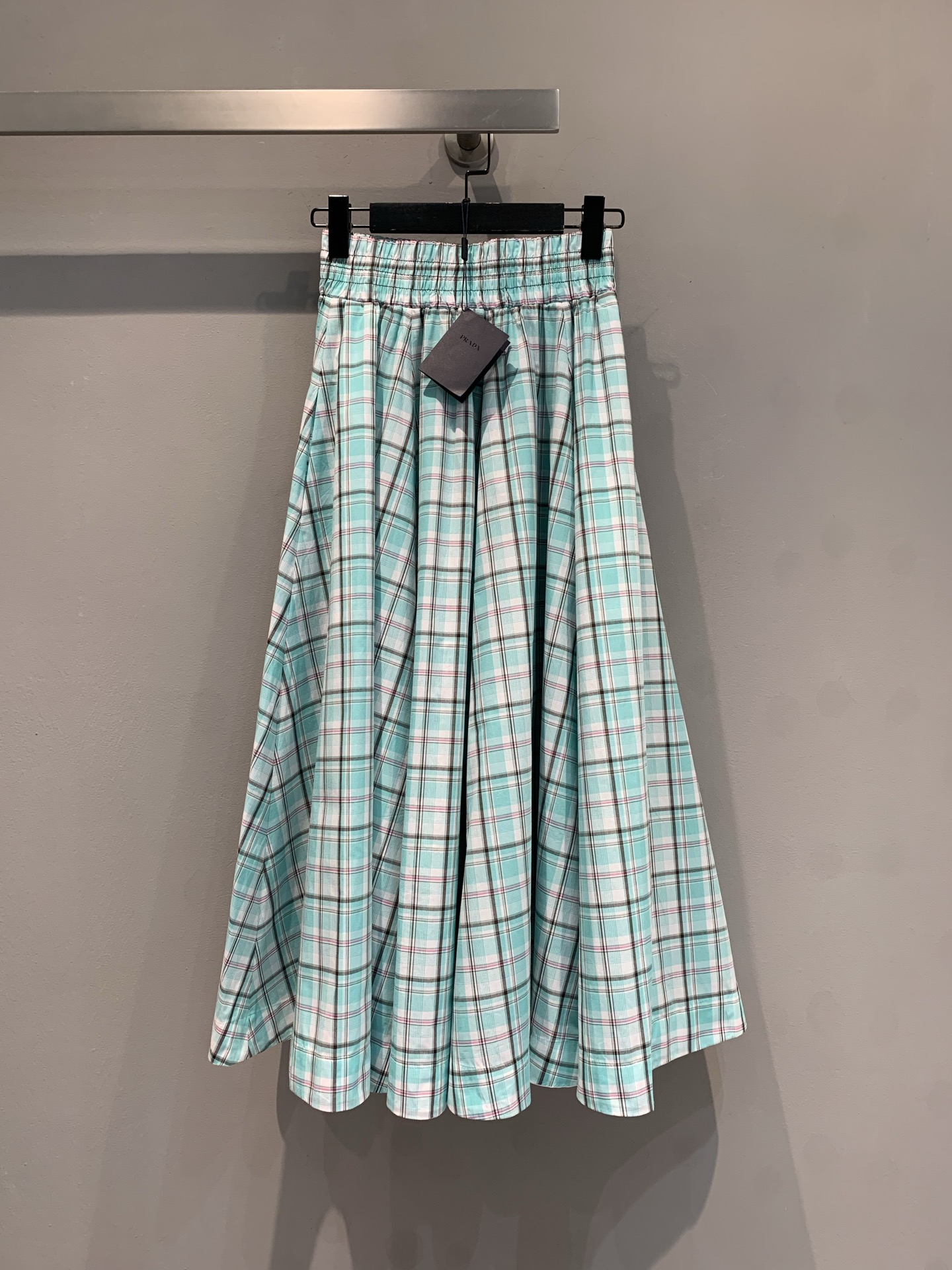 NO:438981,New models are shipped, original development Prad*2025 spring and summer new fashionable and versatile elastic waist mint green plaid skirt, who knows!  I dug up this mint green plaid skirt when I went shopping and directly filled the summer freshness!  Mint green plaid comes with a cool filter, high waisted skirt hides flesh and looks taller, walking skirt flutters like a princess on the run, turns into a young campus heroine in seconds, wears picnics and is chased and asked. Wear it in summer, and you can control the refreshing and relaxing feeling~ SML, prada, skirts, alexander wang19860909新款出货啦 原版开发 Prad*2025春夏新款时髦百搭松紧腰薄荷绿格纹半裙谁懂啊！逛街挖到这条薄荷绿格纹半裙 直接把夏日清新感拉满！薄荷绿格纹自带清凉滤镜,高腰大裙摆藏肉又显高,走路裙摆飘飘像在逃公主 搭白T秒变青春校园女主,穿去野餐被追着问 夏天穿它,清爽松弛感拿捏～码数SML,,prada,skirts,alexander wang,Women's clothing