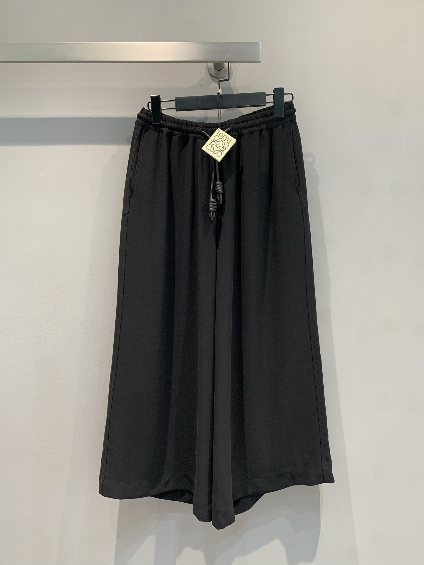 NO:444693,New models are shipped. Original development. Loew*2025 spring and summer new elastic waist strap wide-leg nine-leg pants. Slack ceiling. The draped fabric has a high-end feel, drawstring waist hides flesh and is casual, and wide trousers are very stylish when walking with style~ Everyday short tops and shirts are very beautiful, lazy and fashionable, whoever wears a relaxed beauty is 'walking and feeling', a must-have pants in the wardrobe. SML,,loewe,shirts,alexander wang19860909新款出货啦 原版开发 Loew*2025春夏新款松紧腰系带阔腿九分裤.松弛感天花板 垂坠面料自带高级感,抽绳腰头藏肉又随性,宽裤腿走路带风超显气场~ 日常搭短上衣、衬衫都很绝,慵懒时髦两不误,谁穿谁是“走路带感”的松弛美人,衣橱必备神裤.码数SML,,loewe,shirts,alexander wang,Women's clothing