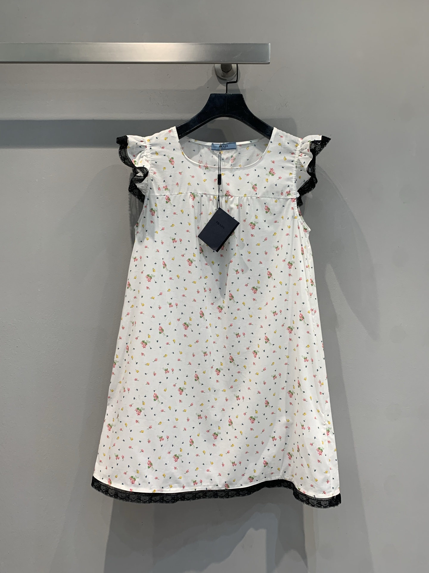 NO:444686,New model is shipped. Original development Prad*2025 spring and summer new fashionable retro lace spliced ​​pajama-style floral dress. Small florals are fresh and healing, flying sleeves + lace splicing, sweet but not greasy, so it is so sweet that it is lazy and relaxing at home. It is also very good to wear a cardigan outside, as if wearing 'Spring Garden' on your body. Who knows this kind of gentleness? SML, prada, skirts, alexander wang19860909新款出货啦 原版开发 Prad*2025春夏新款时髦复古蕾丝拼接睡衣式碎花连衣裙.小碎花清新又治愈,飞袖 + 蕾丝拼接,甜而不腻超戳少女心~ 面料软乎乎的,居家穿慵懒松弛,外穿配小开衫也很绝,仿佛把“春日花园”穿在身上,谁懂这种温柔杀啊.码数SML,,prada,skirts,alexander wang,Women's clothing