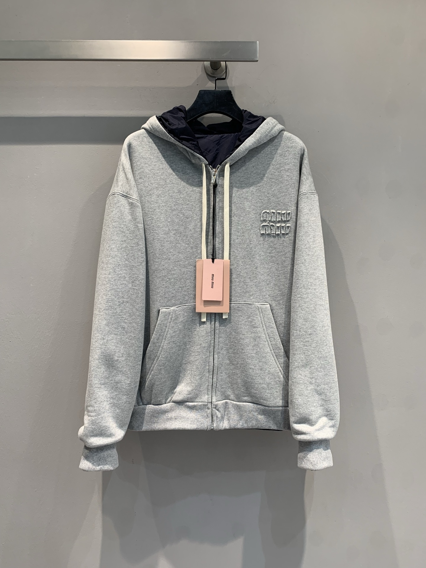 NO:445606,The new model is shipped. Original development. Miumi*2025 early autumn new two-sided zippered hooded cardigan. Light gray tone is high-end and versatile. The three-dimensional letter mark hides a trick. The hooded design has a lazy atmosphere~ The fabric is soft and super skin-friendly, and it is fashionable to wear alone, and it is also excellent to wear it. It is suitable for everyday travel and staying at home. Whoever wears it is a 'sweet and relaxing beauty', a must-have royal style for the wardrobe. Number WML, miumiu, hats, alexander wang19860909新款出货啦 原版开发 Miumi*2025早秋新款两面穿拉链连帽连帽开衫.浅灰调高级又百搭,立体字母标藏着小心机,连帽设计自带慵懒氛围~ 面料软乎乎超亲肤,单穿时髦,叠穿也绝,日常出街、宅家都适配,谁穿谁是“甜飒松弛美人”,衣柜必备王炸款.码数WML,,miumiu,hats,alexander wang,Women's clothing