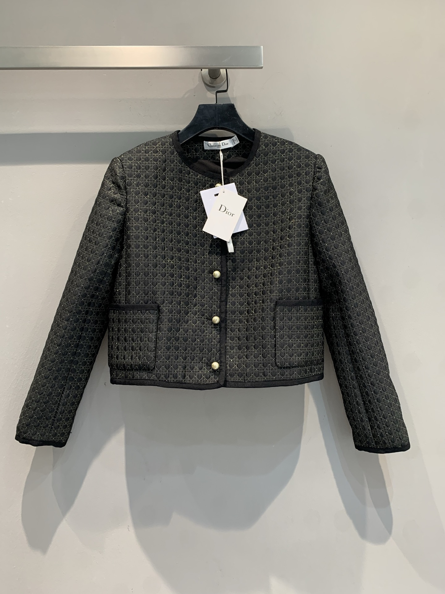 NO:438974,New models are shipped, original development CD early autumn new retro and fashionable diamond plaid pearl buckle short jacket. Classic round neck + diamond plaid, black and gold color matching comes with high-quality texture, and the small gold buckle is the finishing touch!  Short styles show the proportions, and can be luxurious with one click on jeans and skirts. When wearing them, they are praised as 'the rich flower on earth' in the world. Fashionable and fast lock, this wave of high-end feeling is hard to grasp~ 36 38 40,, skirts, jeans, jackets & coats, alexander wang19860909新款出货啦 原版开发 CD早秋新款复古时髦菱格纹珍珠扣短款外套.经典圆领+菱格纹,黑金配色自带高定质感,小金扣一整个点睛！短款超显比例,搭牛仔裤、半裙都能一键贵气,穿去聚会被夸“人间富贵花”本花 时髦精速锁,这波高级感狠狠拿捏～码数36 38 40,,skirts,jeans,jackets & coats,alexander wang,Women's clothing