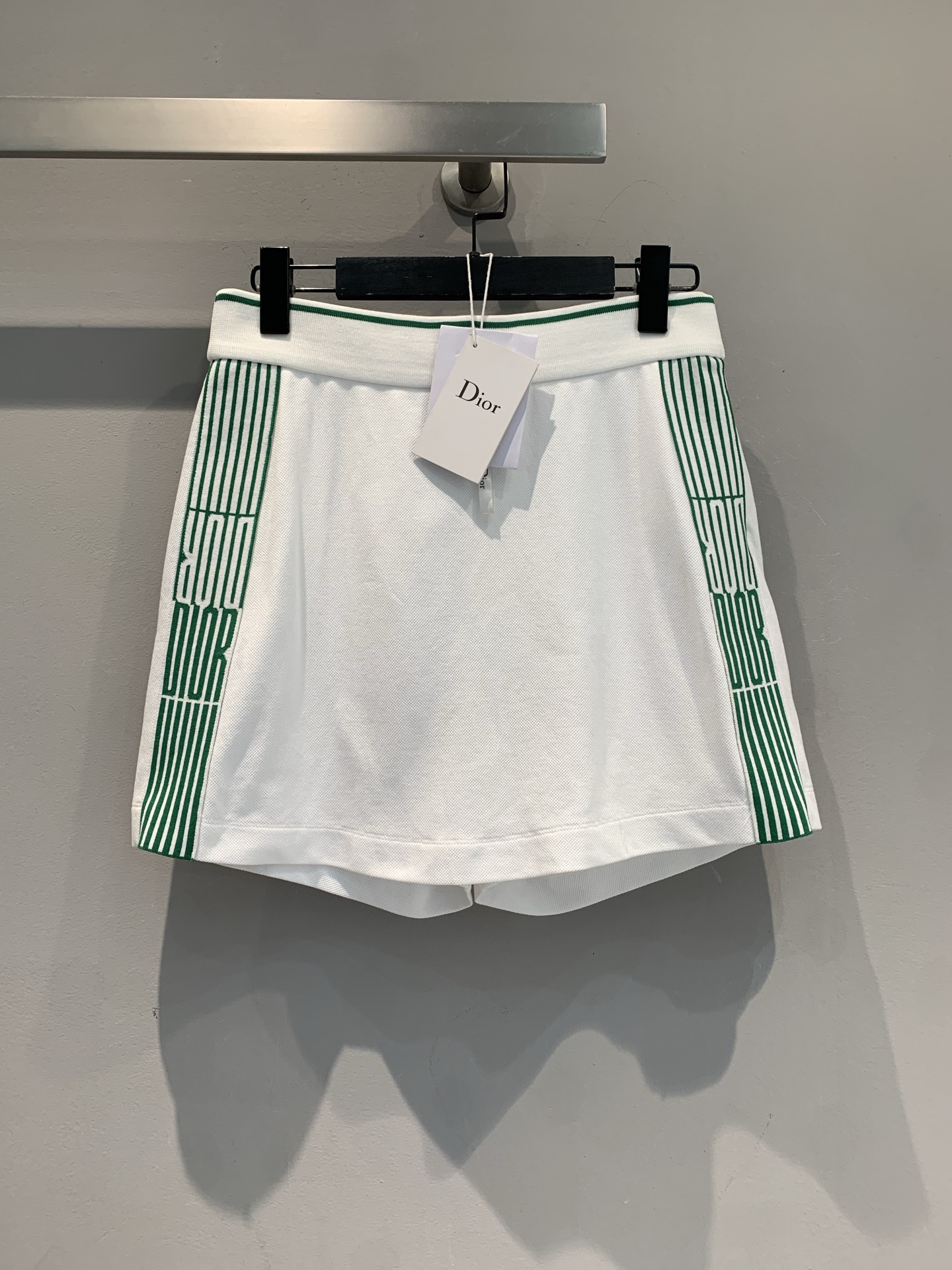 NO:448767,New model is shipped. Original real shot. CD2025 spring and summer new fresh webbing elastic waist skirt pants. Pure white background, collision vitality green striped webbing, side letter jacquard, low-key showing identity, elastic waist design, comfortable and fashionable, whether it is a short top to go hot girl style or a simple T-shirt to play with a slack feeling, these shorts can fill the summer atmosphere. Number 36 38 40, skirts, shorts, alexander wang19860909新款出货啦 原版实拍 CD2025春夏新款小清新织带松紧腰裙裤.纯净白底色,碰撞活力绿条纹织带,侧边字母提花,低调彰显身份,松紧腰设计,舒适与时髦兼得,不管是配短上衣走辣妹风,还是搭简约T 恤玩松弛感,这条短裤,都能把夏日氛围拉满.码数36 38 40,,skirts,shorts,alexander wang,Women's clothing