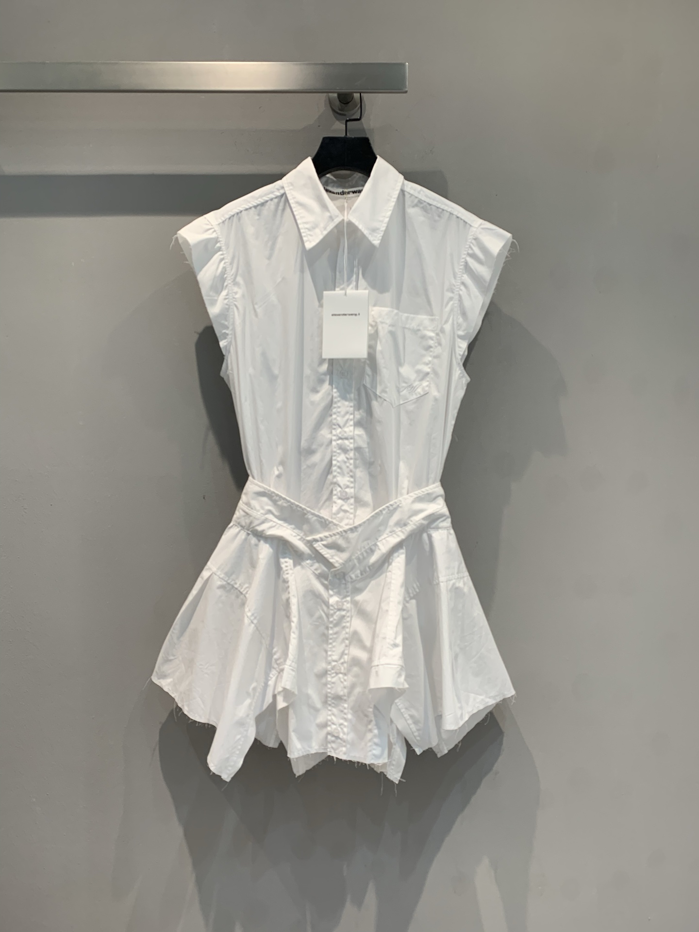 NO:438967,New model is shipped. Original development. AW spring and summer new fashionable irregular lace-up sleeveless dress. Sleeveless shirt skirt comes with cool genes, neat lapel + three-dimensional tailoring. The unique design at the waist hides the flesh in seconds. The irregular skirt walks with style, lazy and fashionable. She wears Martin boots to drag her sister out on the street. When wearing it, she is chased and asked. Fashionable spirit locks, dark and relaxing feeling is grasped~ SML, boots, skirts, shirts, alexander wang19860909新款出货啦 原版开发 AW春夏新款时髦不规则系带无袖连衣裙.无袖衬衫裙自带酷飒基因,利落翻领+立体剪裁,腰间独特设计秒藏肉肉,不规则裙摆走路带风,慵懒又时髦,搭马丁靴拽姐出街,穿去蹦迪被追着问 时髦精锁死,暗黑松弛感拿捏～码数SML,,boots,skirts,shirts,alexander wang,Women's clothing