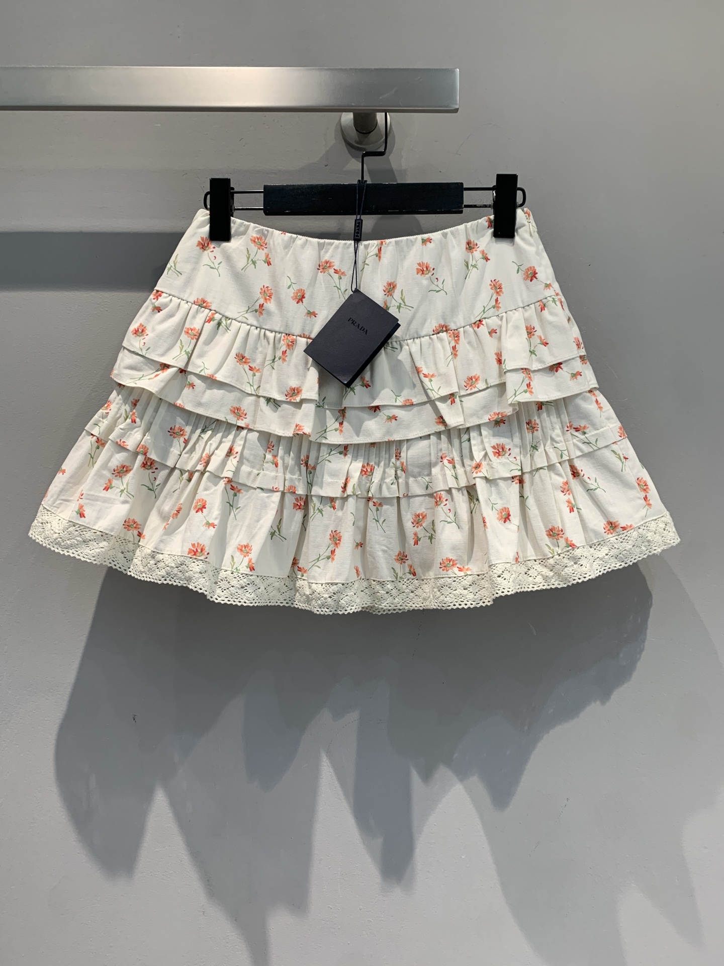 NO:438961,New models are shipped, original development Prad* Spring and summer new lace lace cake floral skirt. The milky background color + small fresh florals, the layered skirts are like cake plastering, the lace lace hits the girl's heart, and the short top becomes the heroine of the Korean drama in seconds. When walking, several sisters chase after her. The fashionable girl must be locked!  SML, prada, skirts, alexander wang19860909新款出货啦 原版开发 Prad*春夏新款蕾丝花边蛋糕碎花半裙.奶呼呼的底色+小清新碎花,层层叠叠的裙摆像蛋糕裱花一样,蕾丝花边一整个戳中少女心 搭短上衣秒变韩剧女主,走路上被好几个姐妹追着问 时髦精必须锁死！码数SML,,prada,skirts,alexander wang,Women's clothing