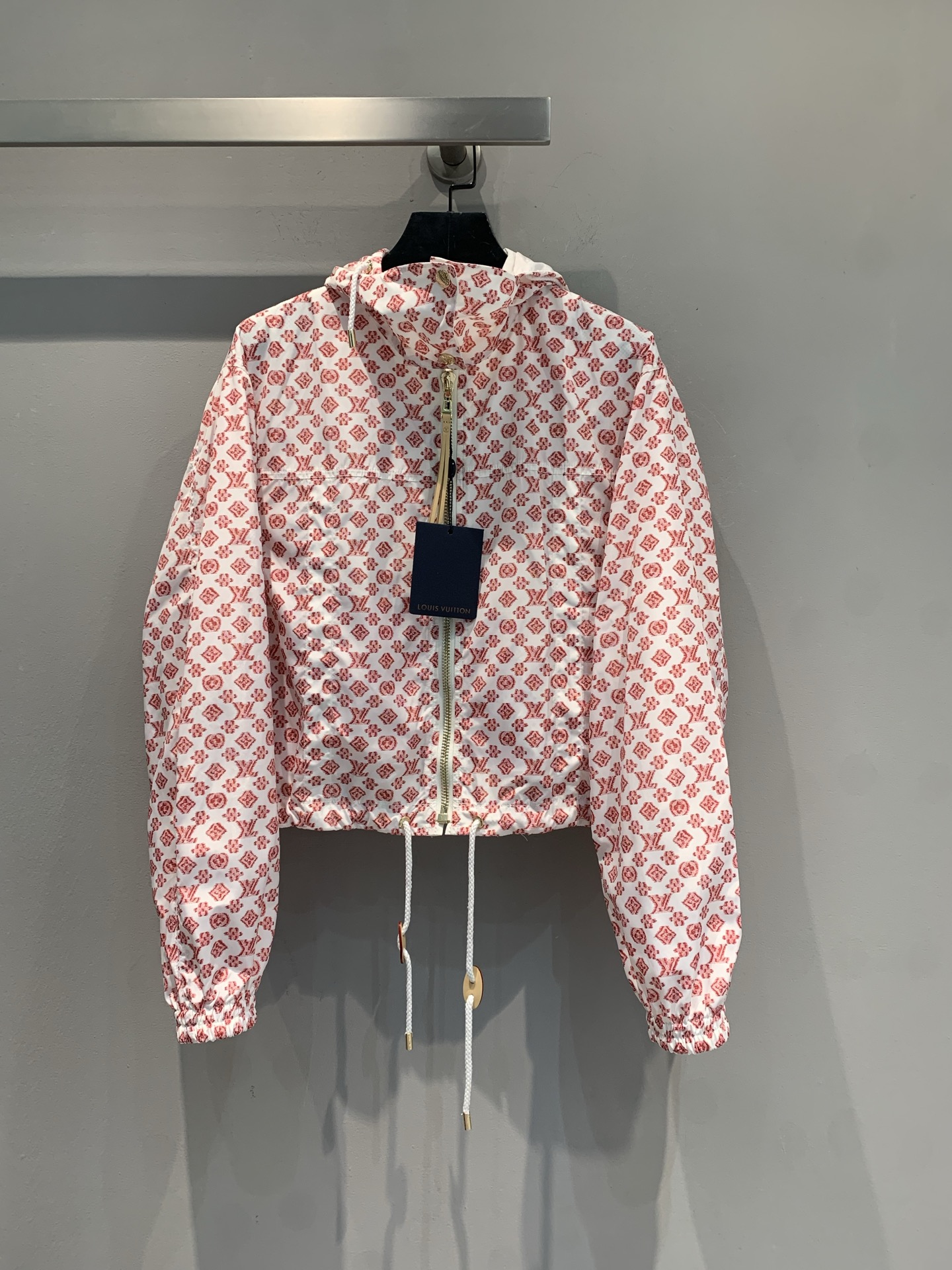 NO:444678,New model is shipped, original development L's 2025 early autumn new old-fashion zipper hooded sunscreen short jacket. White + red color is refreshing and eye-catching, drawstring design is full of slackness. Short model shows proportions, daily shorts and long skirts are amazing, when you go out and ask the degree of links, fashionable people must be locked, wear it and walk on the 'noble planting mower' code number SML, louis vuitton, skirts, shorts, jackets & coats, hats, alexander wang19860909新款出货啦 原版开发 L家2025早秋新款老花拉链连帽防晒短款外套.白+ 红配色清爽又吸睛,抽绳设计一整个松弛感拉满 短款显比例,日常搭短裤、长裙都很绝,出街被追着问链接的程度,时髦精必须锁死,穿上就是行走的“贵气种草机”码数SML,,louis vuitton,skirts,shorts,jackets & coats,hats,alexander wang,Women's clothing