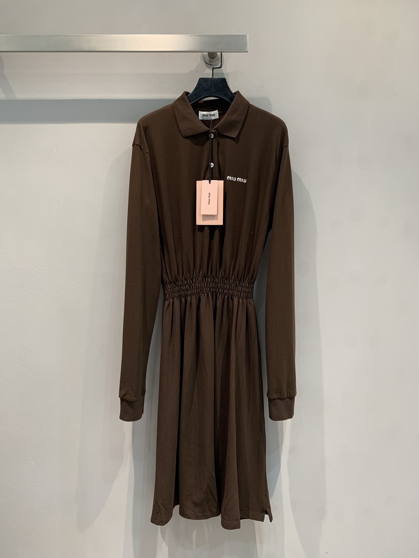 NO:444670,The new model is shipped. Original development. Miumi*2025 early autumn new retro and fashionable Polo neck long-sleeved sleeve dress. The retro color has a sense of atmosphere. The Polo neck is age-reducing and playful. The waist-hugging design instantly turns into an hourglass waist. The fluffy skirt hem is super hidden~ Daily wear is gentle and relaxed. It is very good when you go on dates and shopping. It is a sweet and cool girl herself. Who doesn’t like to watch it? SML, miumiu, skirts, alexander wang19860909新款出货啦 原版开发 Miumi*2025早秋新款复古时髦Polo领长袖袖连衣裙.复古色自带氛围感,Polo领减龄又俏皮,收腰设计秒变沙漏腰,裙摆蓬蓬的超藏肉～ 日常穿温柔又松弛,约会、逛街随手一搭就很绝,穿上就是甜酷少女本人,谁看了不心动码数SML,,miumiu,skirts,alexander wang,Women's clothing