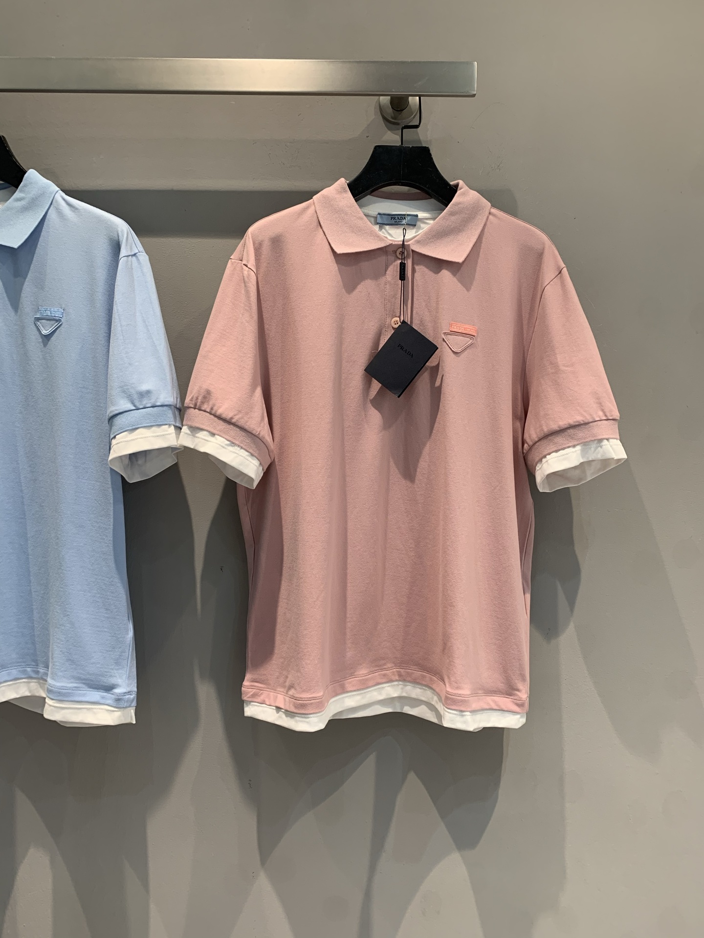 NO:444646,New model is shipped. Original development. Prad*2025 spring and summer new macaron color series fake two-piece contrasting Polo shirt. Fresh macaron color series is too stunning. Classic lapel + iconic triangle logo, simple and recognizable. Contrasting cuffs/hem are tricky, casual and delicate~ Daily shorts and jeans are very outstanding, easy to grasp the relaxed and noble feeling, and the 'refreshing spokesperson' for walking in summer is SML, prada, shorts, jeans, alexander wang19860909新款出货啦 原版开发 Prad*2025春夏新款马卡龙色系假两件撞色Polo衫,清新马卡龙色系太戳啦 经典翻领 + 标志性三角标,简约又有辨识度,撞色袖口/下摆藏着小心机,休闲中带点精致~ 日常搭短裤、牛仔裤都很绝,轻松拿捏松弛贵气感,夏天穿就是行走的“清爽代言人”码数SML,,prada,shorts,jeans,alexander wang,Women's clothing