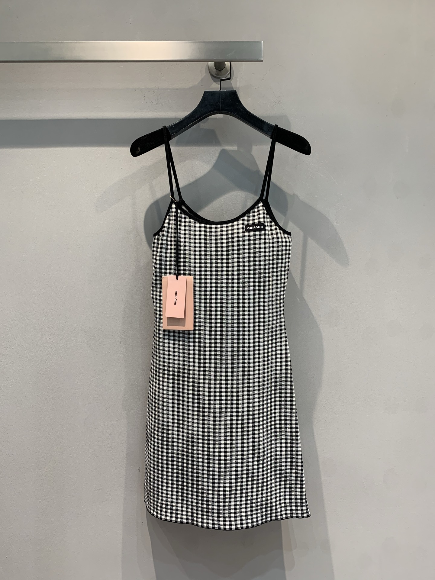 NO:442508,The new model is shipped. Original development. Miumi* new summer retro houndstooth knitted suspender dress. Slim shoulder straps + slim tailoring. It grasps the body advantages alone and is cool and pure. It can be worn in a small cardigan and becomes a slack beauty in seconds. The fabric is soft and skin-friendly. It is not stuffy in summer and is already aware that it will become the TO-rated battle dress this summer. Princesses, please lock this magic skirt quickly!  SML, miumiu, skirts, alexander wang19860909新款出货啦 原版开发 Miumi*夏季新款复古千鸟格针织吊带连衣裙.细肩带+修身剪裁,把身材优势狠狠拿捏单穿清冷纯欲,搭件小开衫又秒变松弛感美女,面料软糯亲肤,夏天穿也不闷汗已经预感到会成为我今夏出场率TO的战裙了,公主们请速速锁死这条神裙！码数SML,,miumiu,skirts,alexander wang,Women's clothing