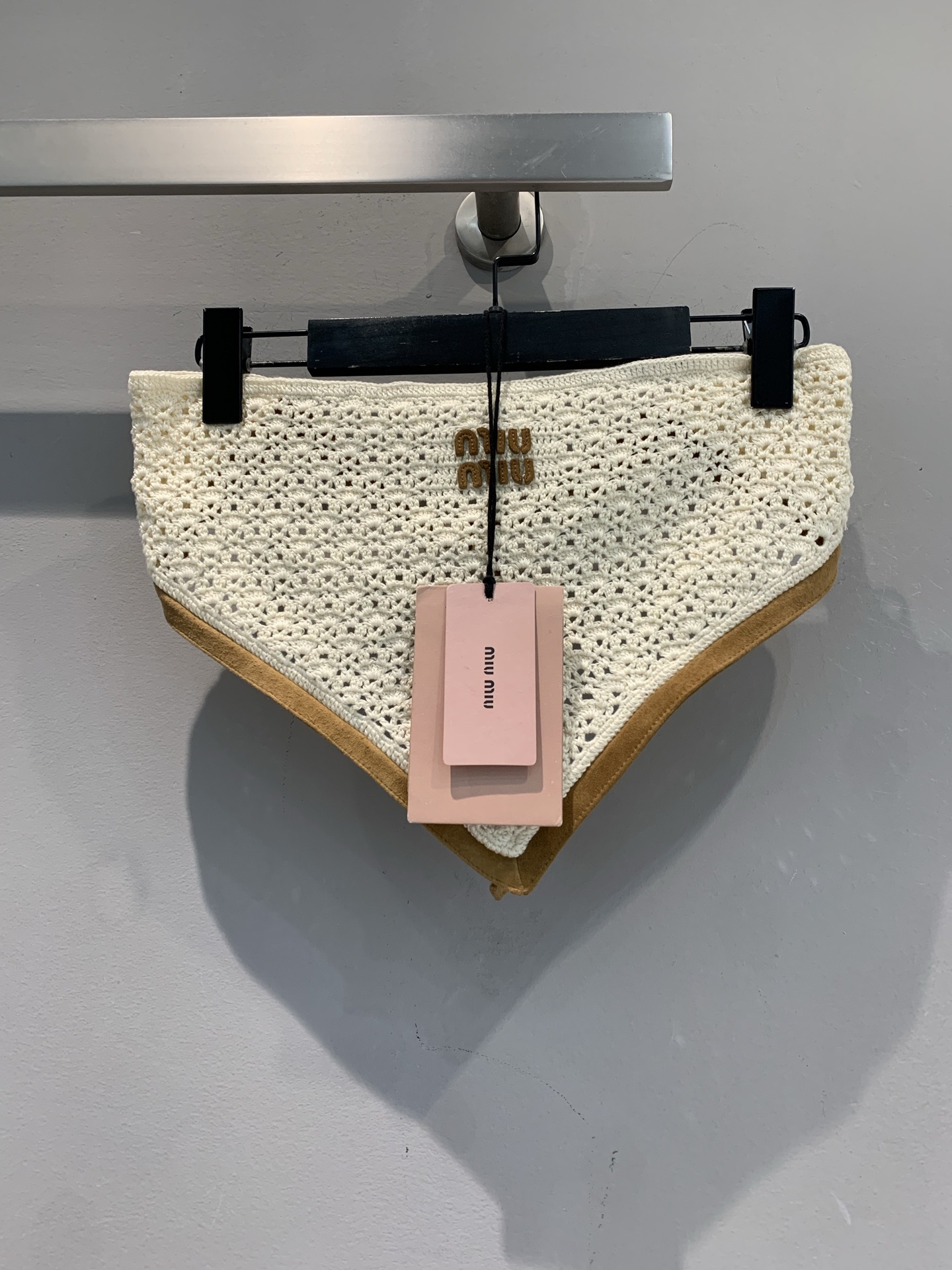 NO:439675,New model is shipped. Original development Miumi*2025 spring and summer new hand-made crocheted leather strap. Miumi hand-made crocheted strap, exquisite crocheted texture, comes with gentle filter, beige + brown edge color matching, retro and fresh, small logo hides a trick, low-key and noble~ I become a hot girl in seconds when wearing high-waist pants, and a small skirt is a pure ceiling, vacation, going out on the street, date... Wear it with highlights, and wears a cheater with a single code, miumiu, skirts, alexander wang19860909新款出货啦 原版开发 Miumi*2025春夏新款手工钩织皮边抹胸.缪缪手工钩织抹胸,精致钩织纹理,自带温柔滤镜,米白+棕边配色,复古又清新,小 Logo 藏着小心机,低调显贵～搭高腰裤秒变辣妹,配小裙裙就是纯欲天花板,度假、出街、约会…穿它自带高光,妥妥穿搭作弊器码数均码,,miumiu,skirts,alexander wang,Women's clothing