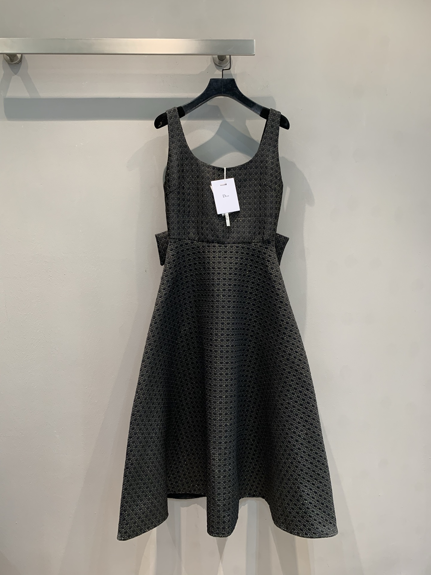 NO:444640,New model is shipped. Original development CD2025 early autumn new fashionable retro bow jacquard suspender dress. The plaid jacquard has a high-end texture, and the waist-seal bow design makes it look sweet and noble while pinching out the slim waist~ The big skirt walks swaying, and wears it on dates and parties, and it becomes the focus. The classic 'rich flower on earth' battle robe that has been passed down forever must be locked. Number 36 38 40, skirts, alexander wang19860909新款出货啦 原版开发CD2025早秋新款时髦复古蝴蝶结提花吊带连衣裙.格纹提花自带高级质感,腰封式蝴蝶结设计,掐出小蛮腰的同时,又甜又贵气~ 大裙摆走路摇曳生姿,约会、聚会穿,直接美成焦点,经典永流传的“人间富贵花”战袍,必须锁死.码数36 38 40,,skirts,alexander wang,Women's clothing