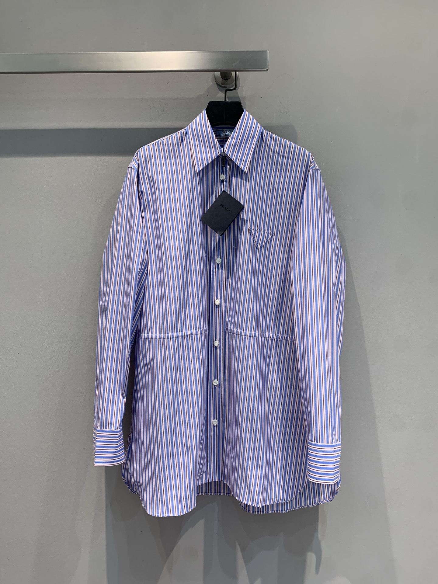 NO:444657,The new model is shipped. Original development. Prad*2025 early autumn new triangle mark blue and white vertical striped shirt skirt, which grasps the slack and high-end sense. Classic stripes have a lazy atmosphere. The iconic triangle mark hides a trick. The silhouette is casual and fashionable~ It is cold and noble when worn alone, and it is superb when layering it in the inner layer. It is suitable for daily commuting and going out. Whoever wears it is a 'slack beauty', a must-have item in the wardrobe. SML, prada, skirts, shirts, alexander wang19860909新款出货啦 原版开发 Prad*2025早秋新款三角标蓝白竖条纹衬衫裙,把松弛感和高级感都拿捏了 经典条纹自带慵懒氛围,标志性三角标藏着小心机,廓形剪裁随性又时髦~ 单穿是清冷贵气,叠穿当内搭也超绝,日常通勤、出街都适配,谁穿谁是“松弛感美人”,衣橱必备王炸单品.码数SML,,prada,skirts,shirts,alexander wang,Women's clothing