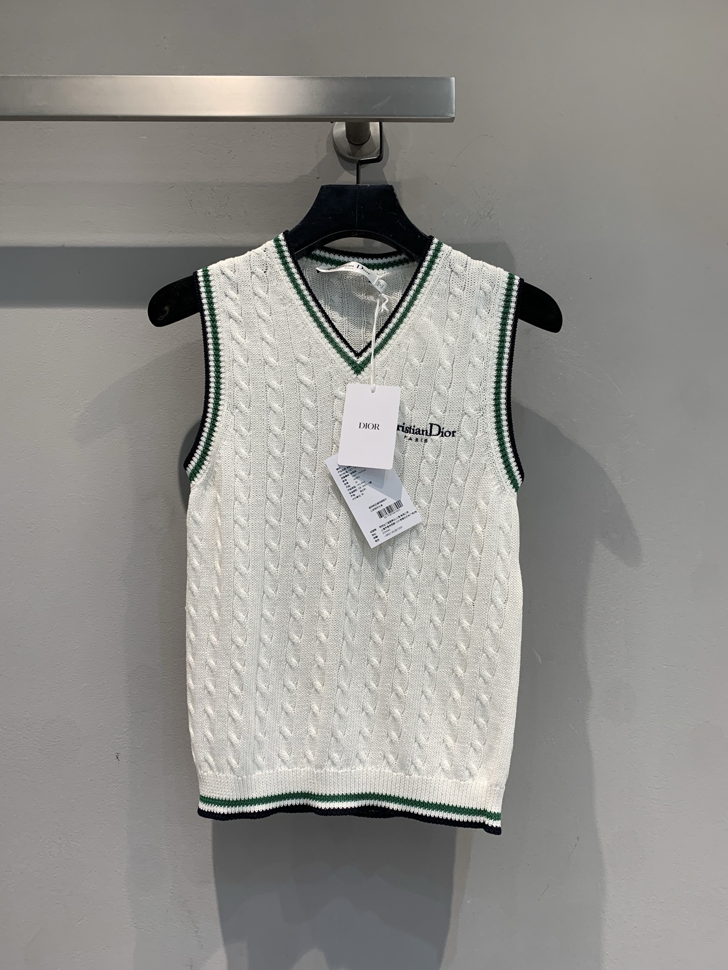 NO:456233,New model is shipped. Original development CD2025 early autumn new college style contrasting edge V-neck knitted vest. It uses cotton and silk blended fabrics to make skin-friendly and comfortable and have high-quality textures. Classic V-neck, curved weaving texture, and green edge embellishments add exquisiteness. Simple design is suitable for a variety of outfits, easily creating a fashionable and relaxing feeling, and is a high-quality choice to enhance the taste of the outfit. Number of 36 38 40, real silk, alexander wang19860909新款出货啦 原版开发 CD2025早秋新款学院风撞色边V领针织背心.采用棉和真丝混纺面料,亲肤舒适,质感高级.经典 V 领,绞花编织纹理,绿边点缀添精致.简约设计适配多种穿搭,轻松打造时尚松弛感,是提升穿搭品味的优质之选 .码数36 38 40,,real silk,alexander wang,Women's clothing