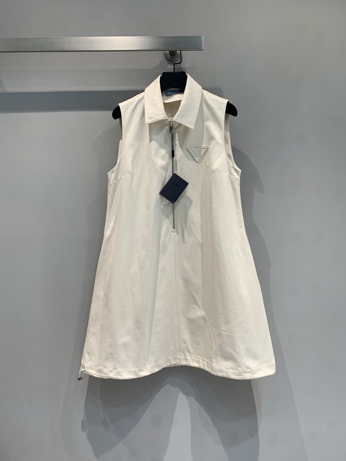 NO:444633,New model is shipped. Original development. Prad*2025 spring and summer new lapel A-line sleeveless dress, which makes you understand the minimalist and high-end feel~ neat lapel + iconic triangle logo, zipper design comes with a cool, milky white and clean and textured. The daily single wear is full of aura, and the layered shirts and cardigans are also super stylish. The 'lazy street skirt' is a must-have for fashionable people. I fall in love with it once I wear it. SML, prada, skirts, shirts, alexander wang19860909新款出货啦 原版开发 Prad*2025春夏新款翻领A字型无袖连衣裙,把极简高级感玩明白了~ 利落翻领 + 标志性三角标,拉链设计自带飒气,奶白色干净又显质感 日常单穿气场拉满,叠穿衬衫、开衫也超有范儿,时髦精必备的“懒人出街裙”,穿一次就爱上.码数SML,,prada,skirts,shirts,alexander wang,Women's clothing