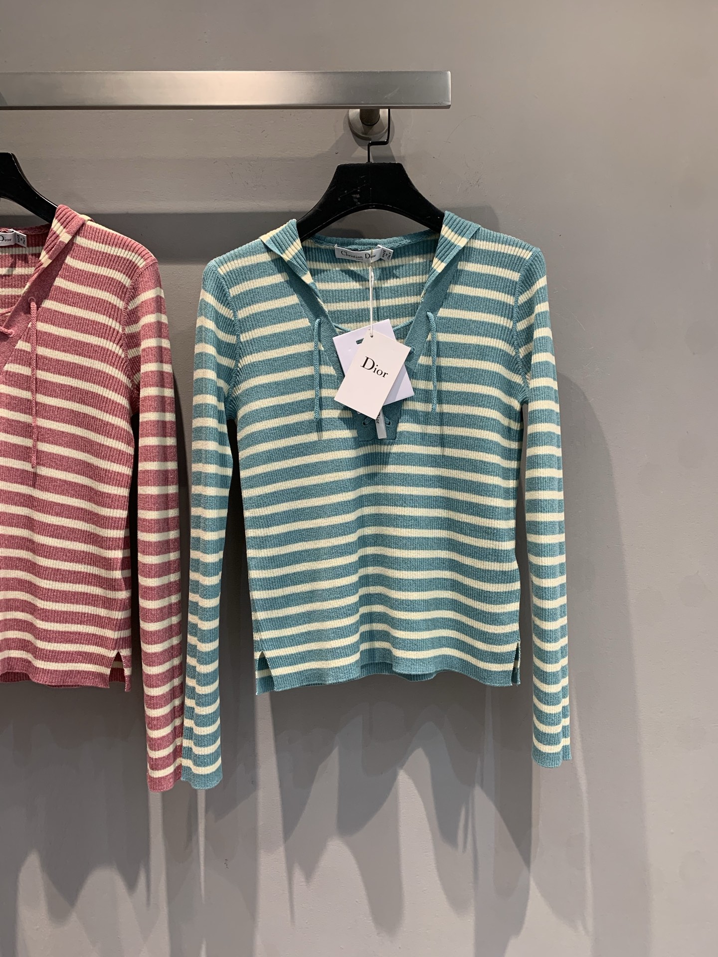 NO:445614,New model is shipped. Original development CD2025 early autumn new navy collar strap striped knit top. Contrasting stripes are so classic that they come with a slack and high-end feel. The navy collar design is lazy and casual, suitable for all daily scenes, slim and cuts hide meat and make you look slim. It is a slack street feeling with a skirt that instantly becomes exquisite and fashionable. The fabric is soft and glutinous and skin-friendly, and the comfort is directly full. The early autumn wardrobe cannot do it!  Slack dressing password, 36 38 40, skirts, jeans, alexander wang19860909新款出货啦 原版开发 CD2025早秋新款海军领系带条纹针织上衣.撞色条纹经典到不行,自带松弛高级感,海军领设计一整个慵懒随性,适配所有日常景修身剪裁藏肉又显瘦,搭牛仔裤是松弛街头感配半裙秒变精致时髦精面料软糯亲肤,舒适度直接拉满,早秋衣橱缺它不行！松弛感穿搭密码狠狠拿捏,码数36 38 40,,skirts,jeans,alexander wang,Women's clothing