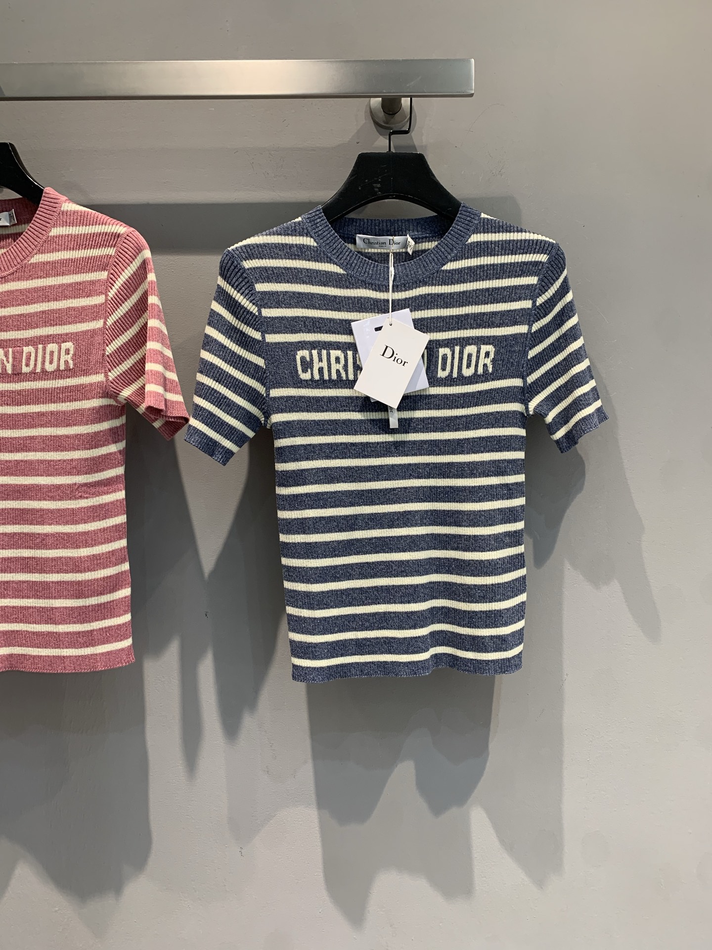 NO:443664,New model is shipped. Original development CD2025 early autumn new striped knitted short sleeves, classic blue and white color scheme, simple and high-end. 'CHRISTIAN DIO' logo on the chest, with its own fashion aura. Slim-fitting cut, outline a good figure, every day when going out or matching skirts, easily grasp French elegance and fashion, wear it to be synonymous with exquisite walking, fashionable essence must be included~code number 36 38 40,,dior,skirts,T-shirt,alexander wang19860909新款出货啦 原版开发 CD2025早秋新款条纹针织短袖,经典蓝白配色,简约又高级 胸前 “CHRISTIAN DIO” 标识,自带时尚气场 修身剪裁,勾勒好身材,日常出街或搭配裙装,轻松拿捏法式优雅与时髦,穿上就是行走的精致代名词,时髦精必入单品~码数36 38 40,,dior,skirts,T-shirt,alexander wang,Women's clothing