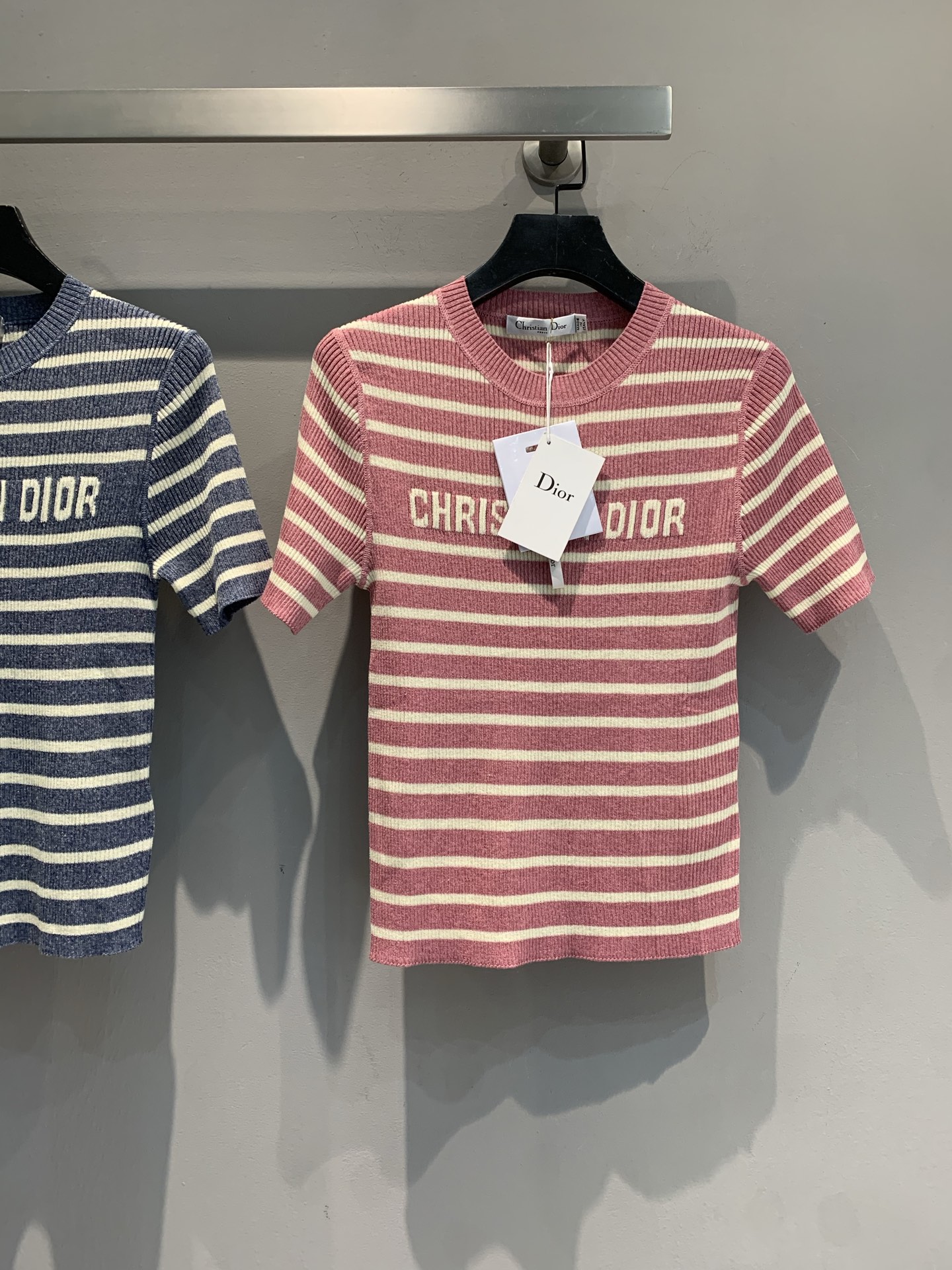 NO:443670,New model is shipped. Original development. CD2025 early autumn new striped knitted short sleeves, classic pink and white color scheme, simple and high-end. 'CHRISTIAN DIO' logo on the chest, with its own fashion aura. Slim-fitting cut, outline a good figure, every day when going out or matching skirts, easily grasp French elegance and fashion, wear it to be synonymous with exquisite walking, fashionable essence must be included~code number 36 38 40,,dior,skirts,T-shirt,alexander wang19860909新款出货啦 原版开发 CD2025早秋新款条纹针织短袖,经典粉白配色,简约又高级 胸前 “CHRISTIAN DIO” 标识,自带时尚气场 修身剪裁,勾勒好身材,日常出街或搭配裙装,轻松拿捏法式优雅与时髦,穿上就是行走的精致代名词,时髦精必入单品~码数36 38 40,,dior,skirts,T-shirt,alexander wang,Women's clothing